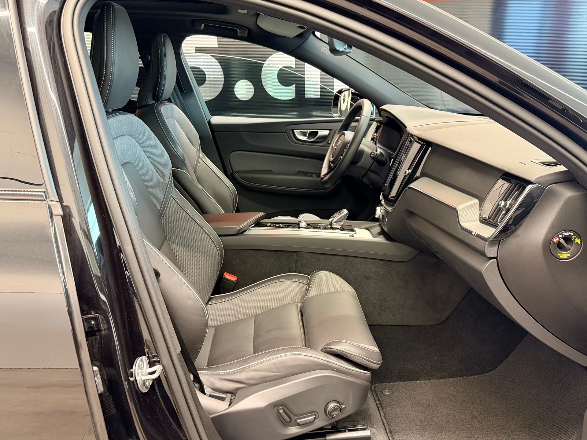VOLVO XC60 B5 Benzin Mild Hybrid AWD Black ED. Geartronic-image-23