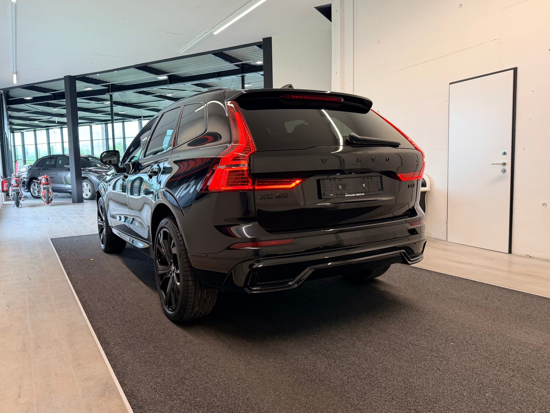 VOLVO XC60 B5 Benzin Mild Hybrid AWD Black ED. Geartronic-image-7