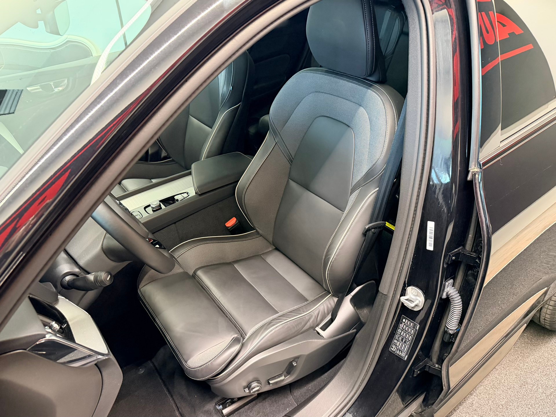 VOLVO XC60 B5 Benzin Mild Hybrid AWD Black ED. Geartronic-image-15