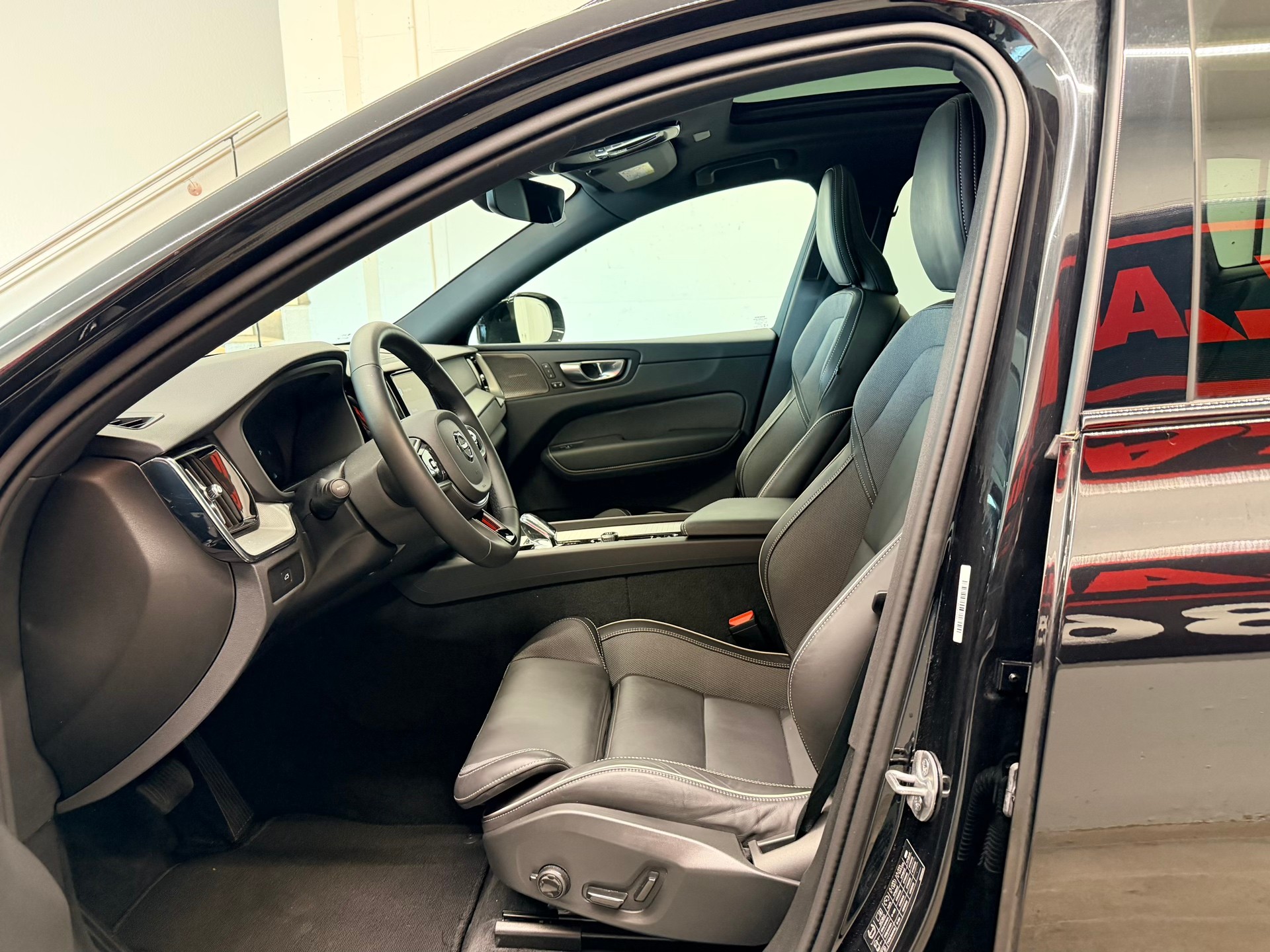 VOLVO XC60 B5 Benzin Mild Hybrid AWD Black ED. Geartronic-image-14