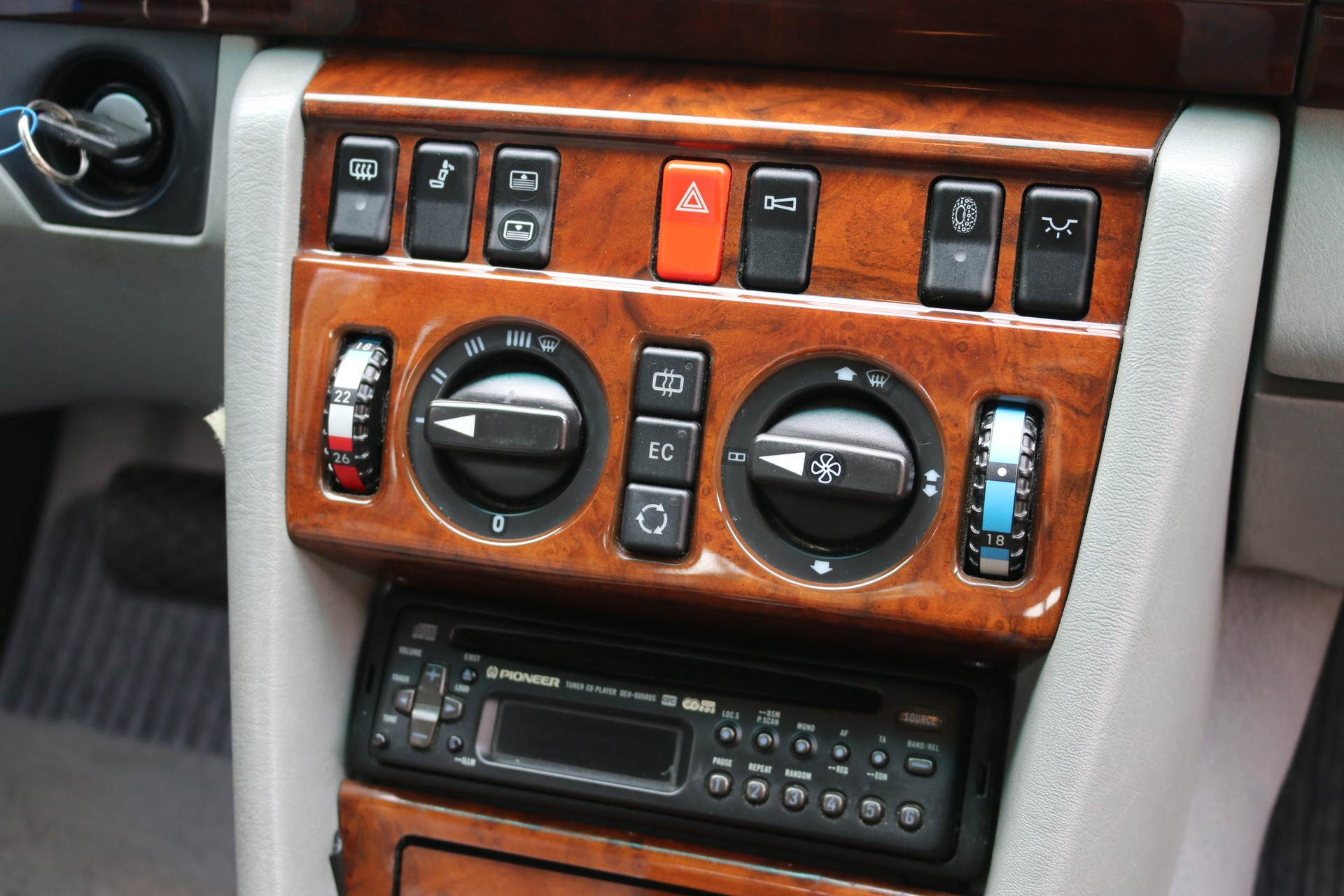 MERCEDES-BENZ 300 CE-image-7