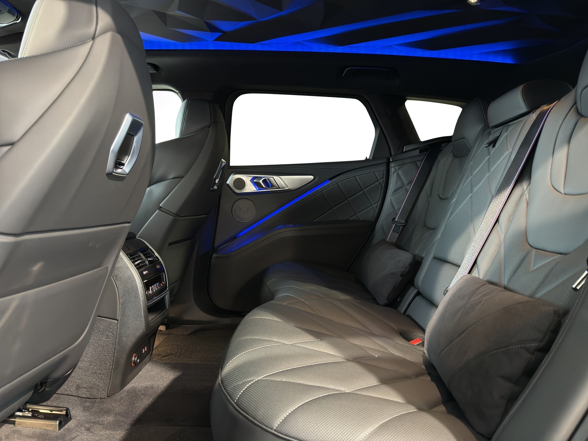 BMW XM xDrive 50e PHEV Steptronic-image-15