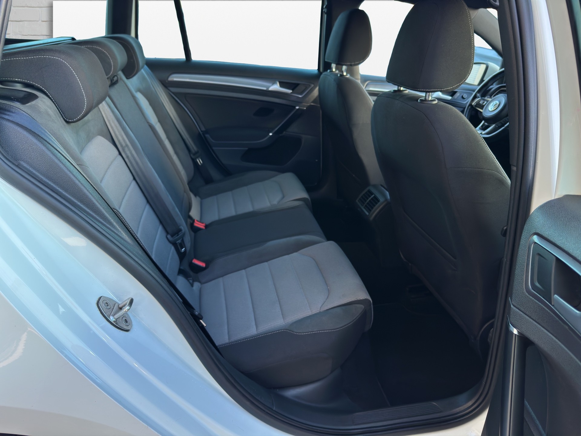 VW Golf Variant 1.4 TSI Lounge R-Line DSG-image-14