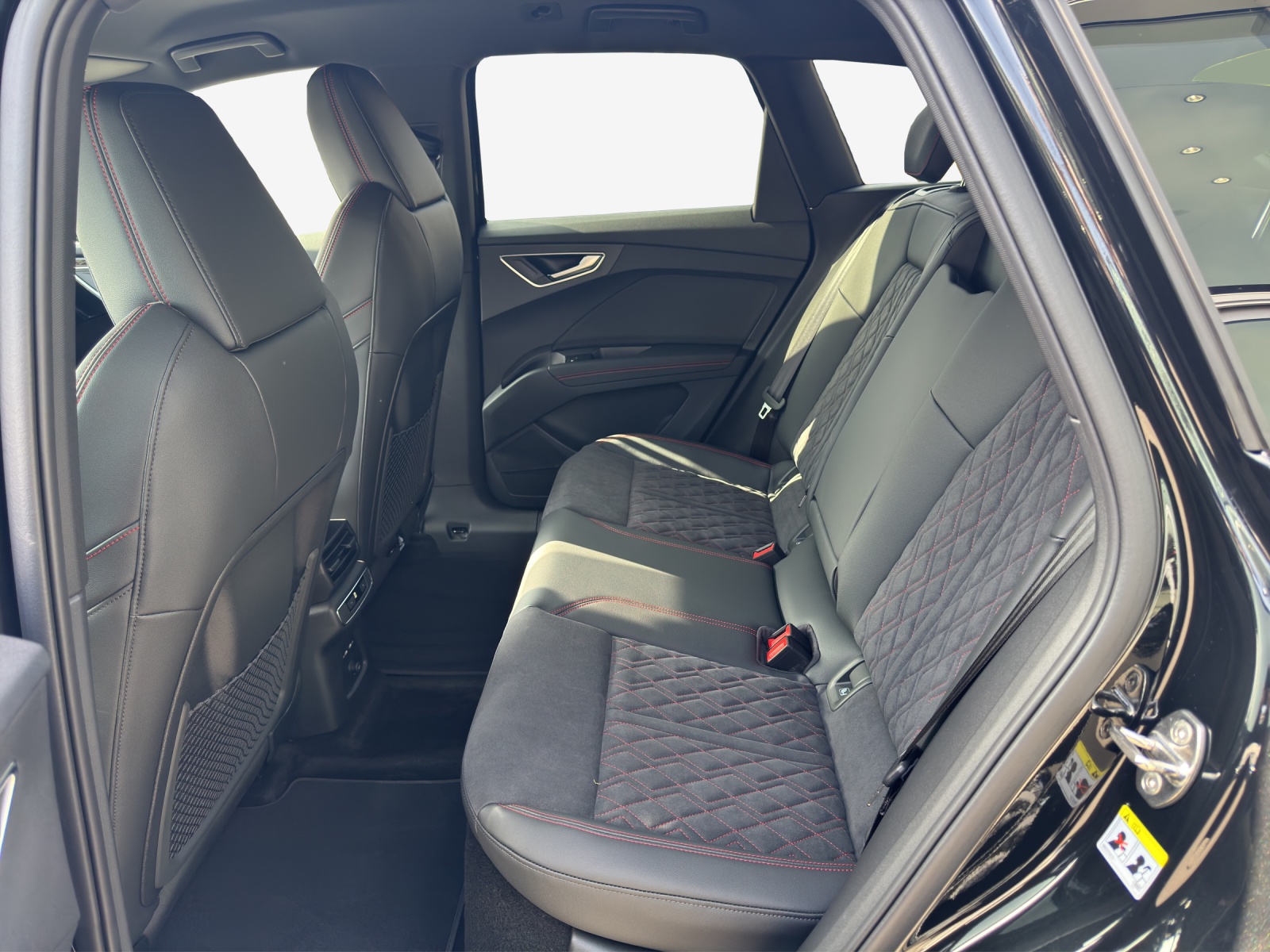 AUDI Q4 e-tron 45 Edition Swiss Ski quattro-image-11