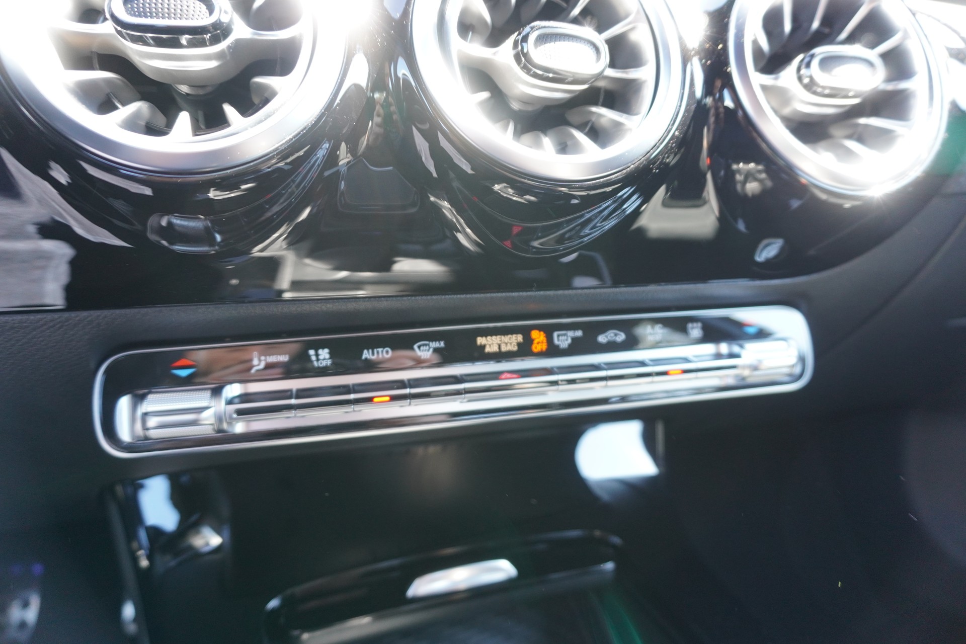 MERCEDES-BENZ A 250 e 8G-DCT AMG-LINE-image-22