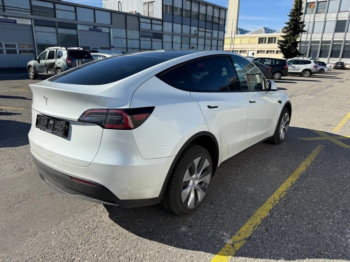 TESLA Model Y Long Range RWD-image-4