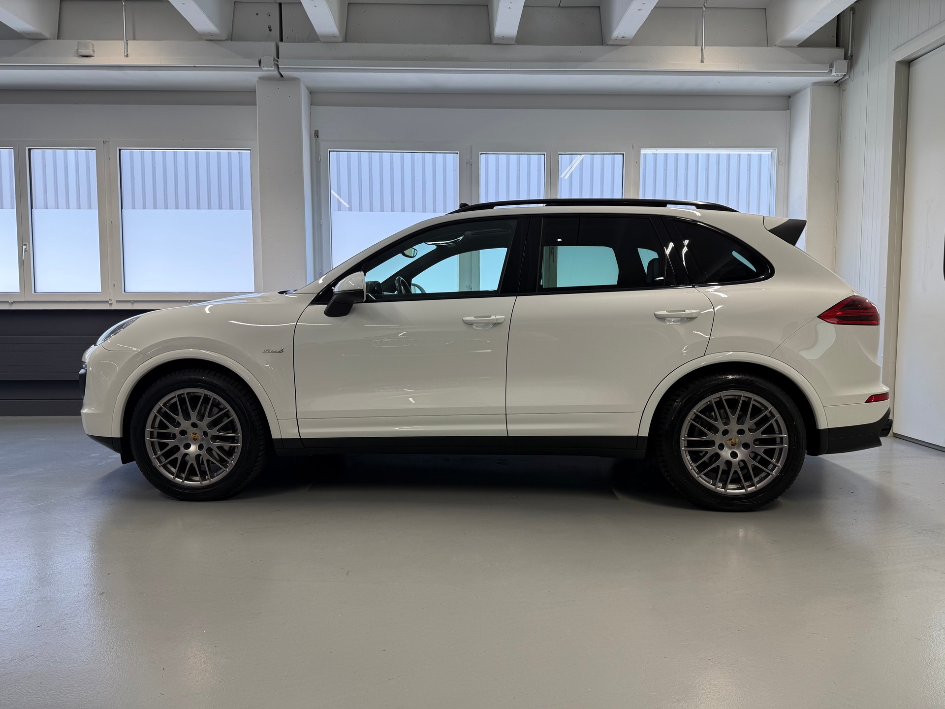 PORSCHE Cayenne Diesel-showroom-element-2