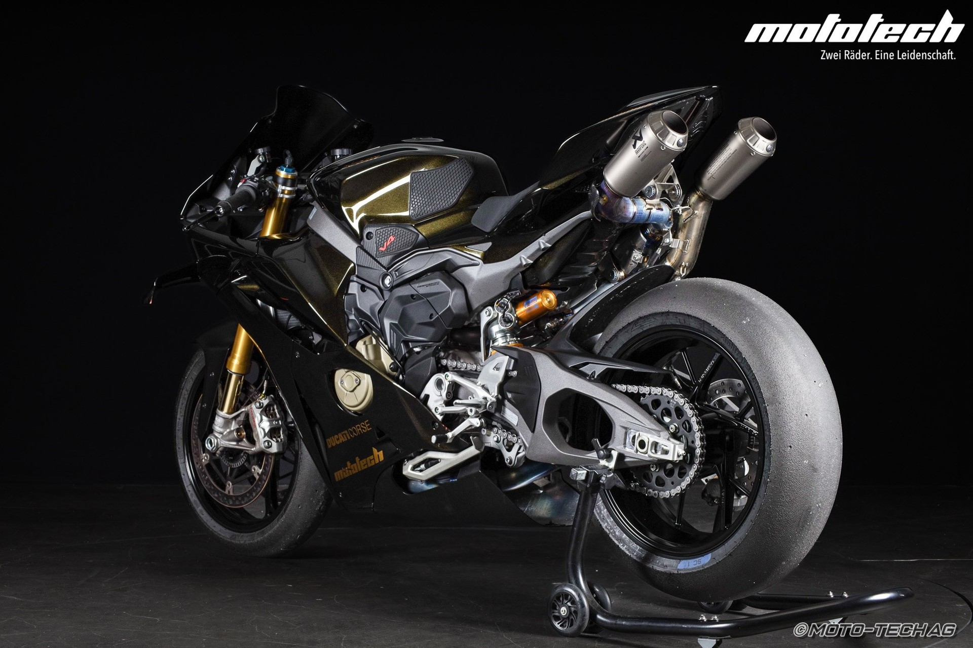 DUCATI Panigale V4 S RACEBIKE-showroom-element-3