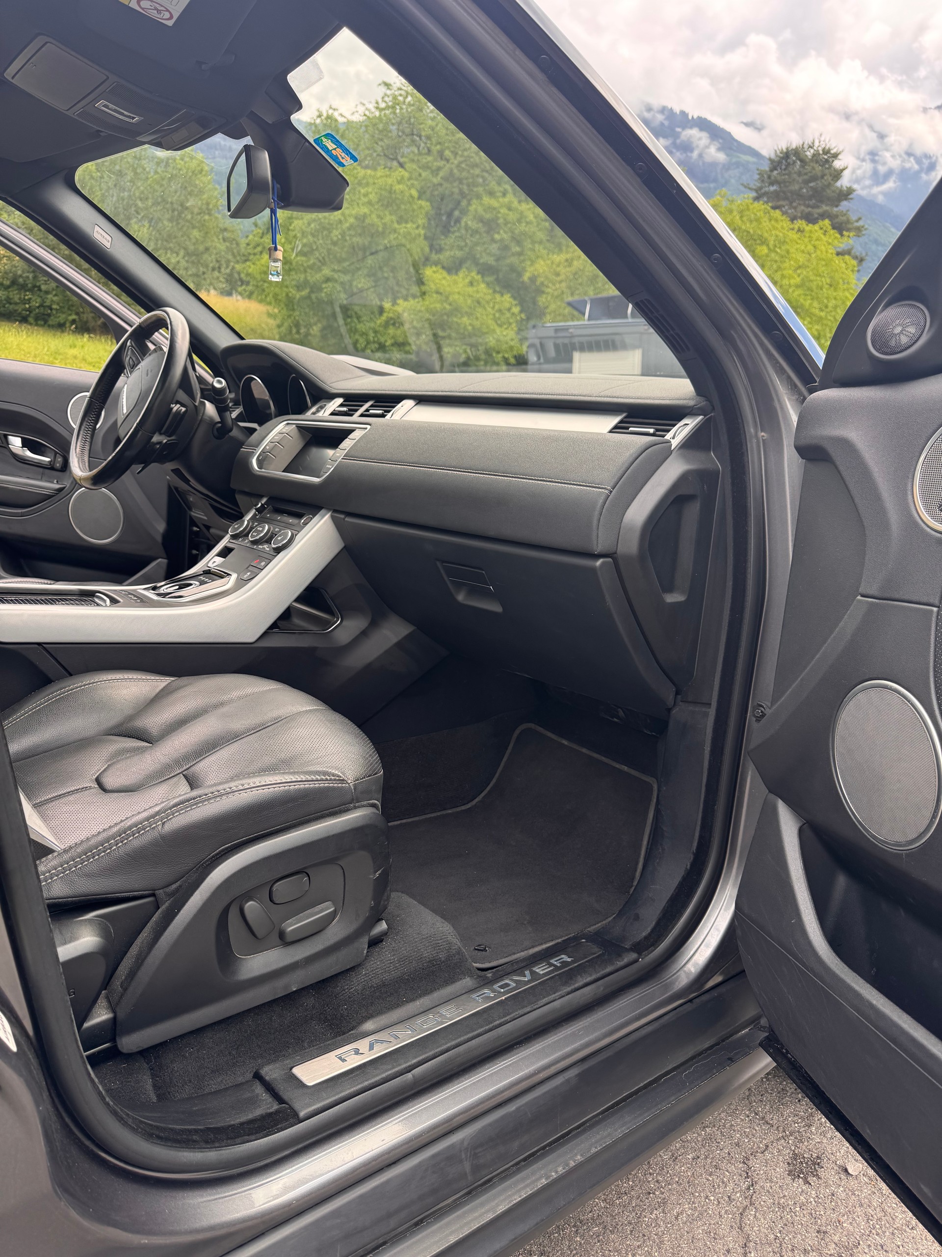 LAND ROVER Range Rover Evoque 2.2 SD4 Autobiography AT9-image-2