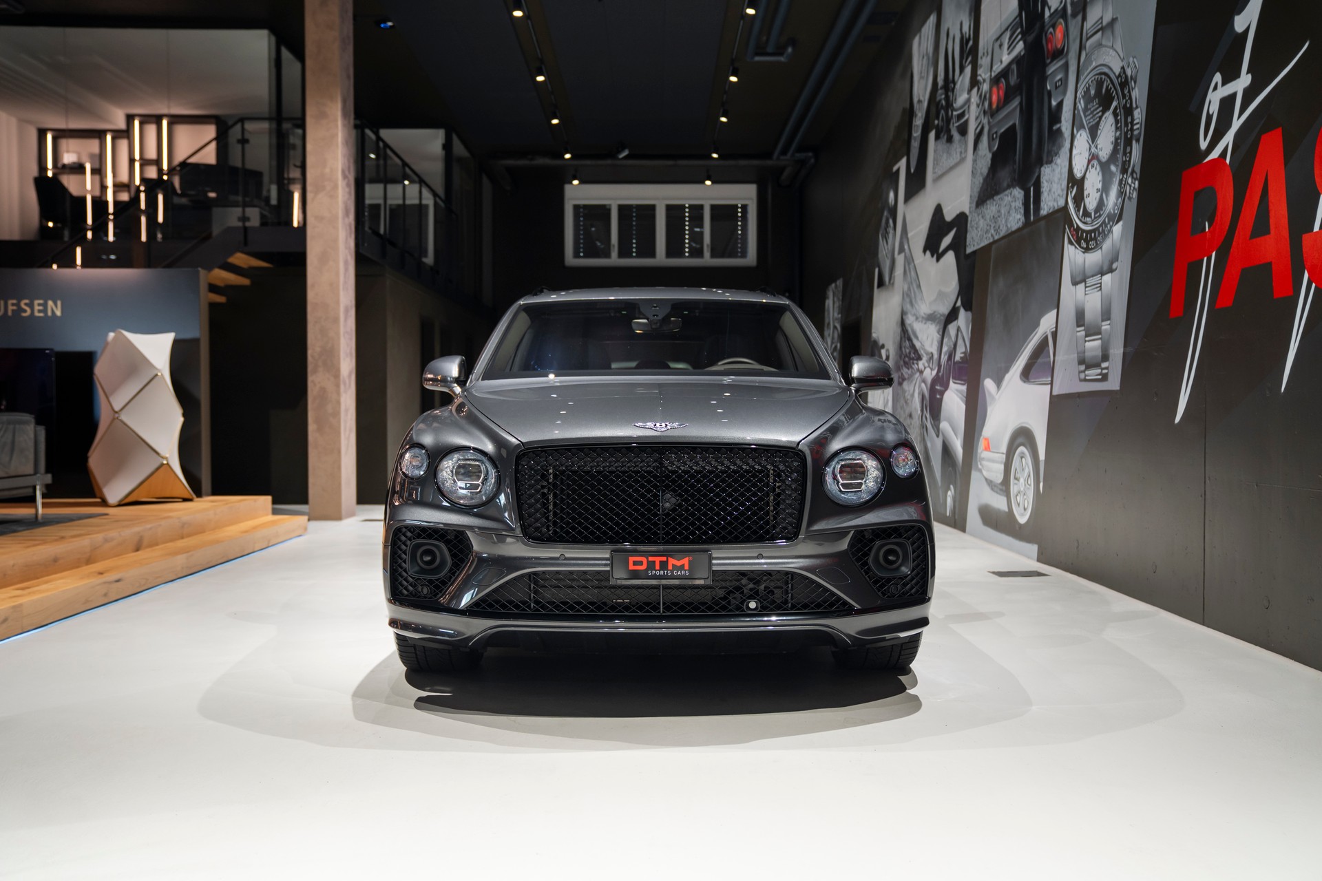 BENTLEY Bentayga V8-showroom-element-1