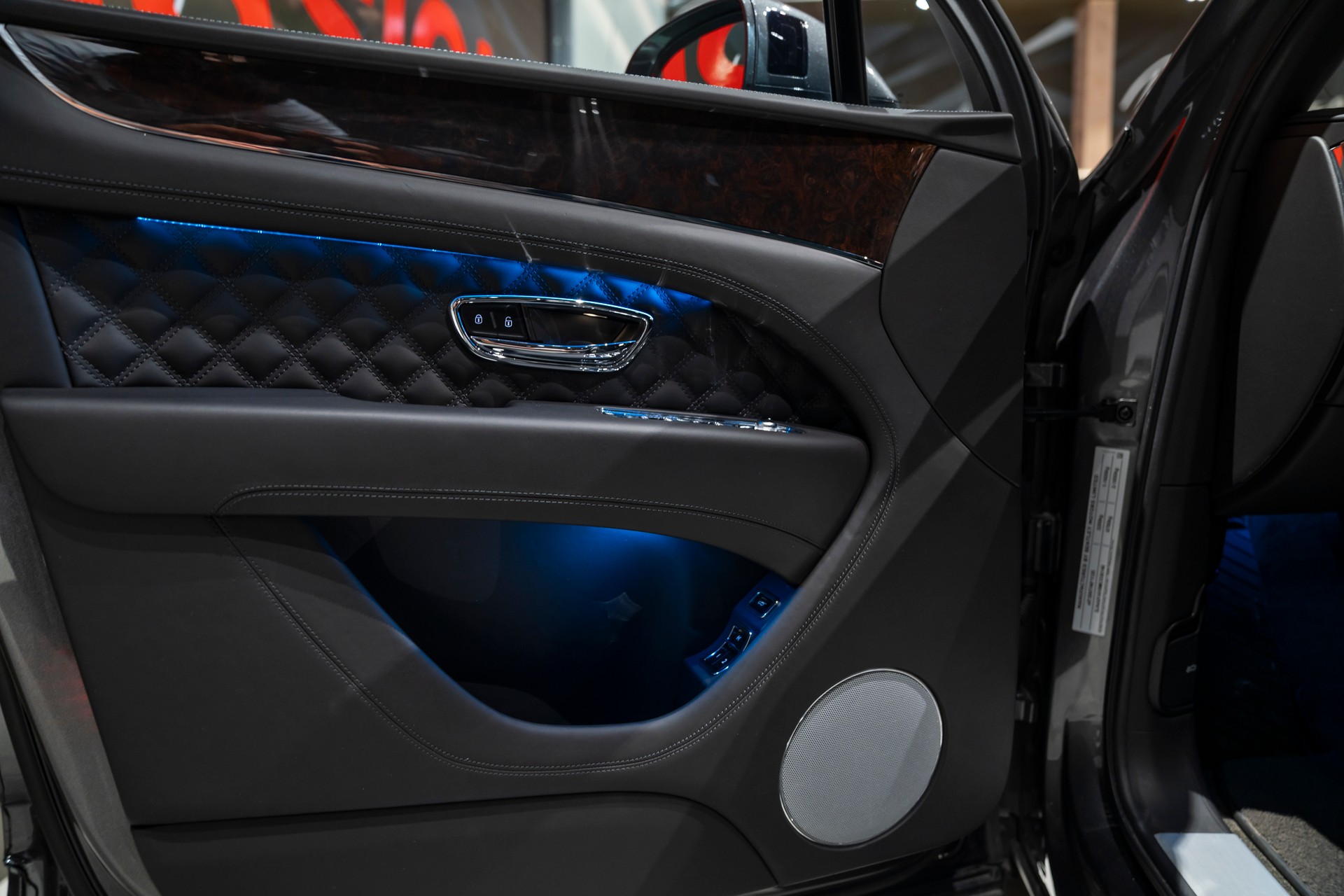 BENTLEY Bentayga V8-image-8
