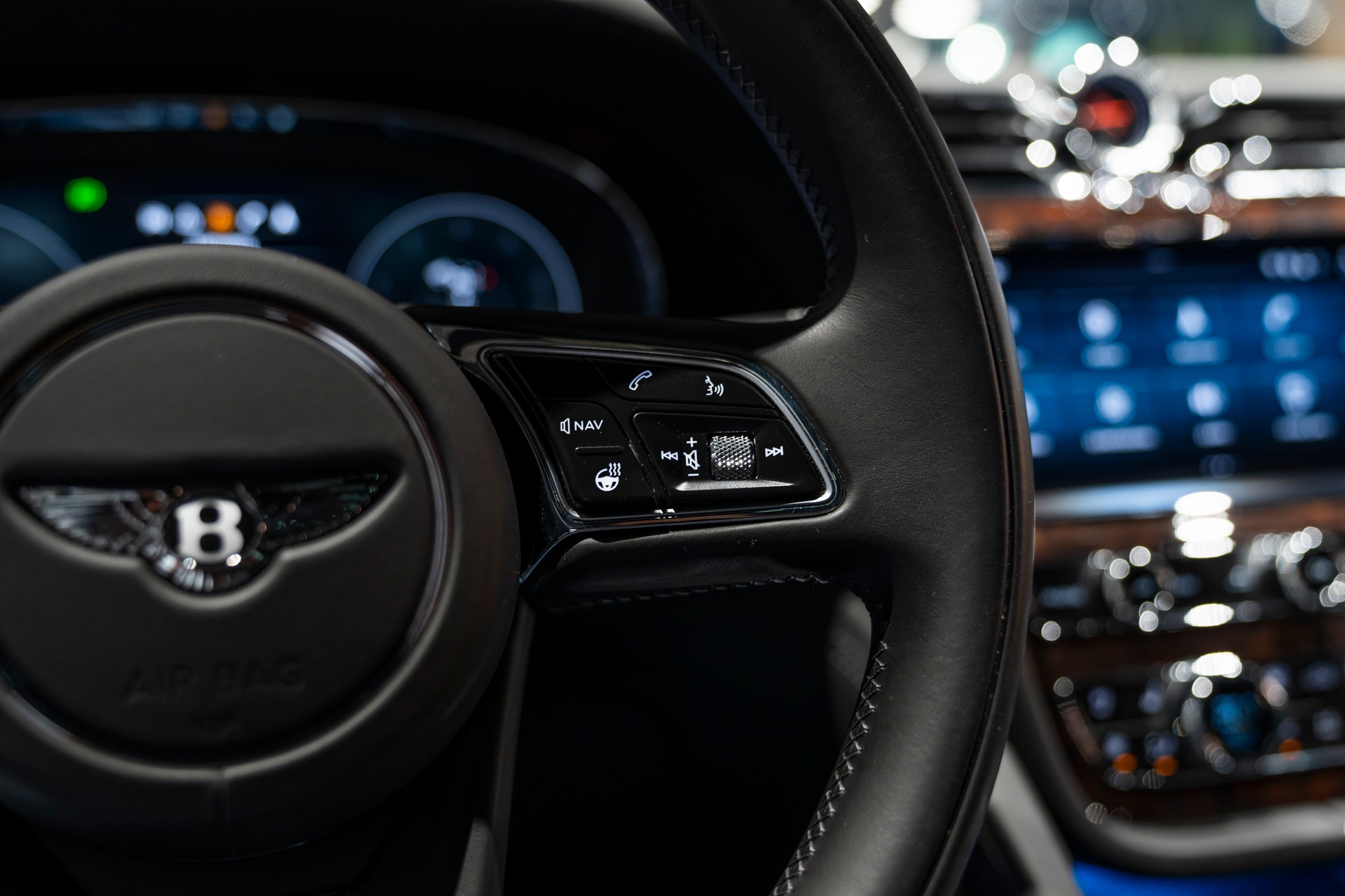 BENTLEY Bentayga V8-image-12