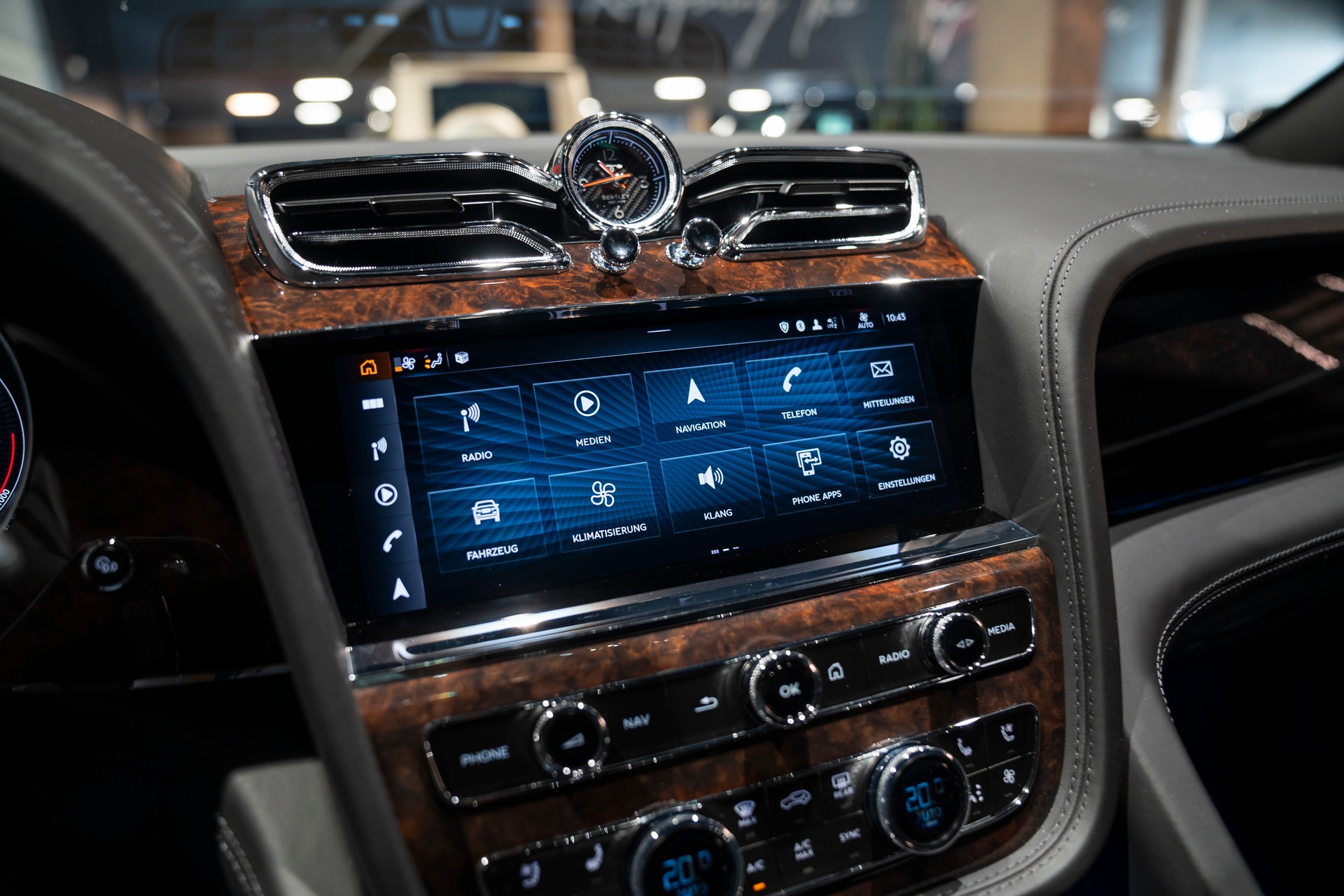 BENTLEY Bentayga V8-image-11