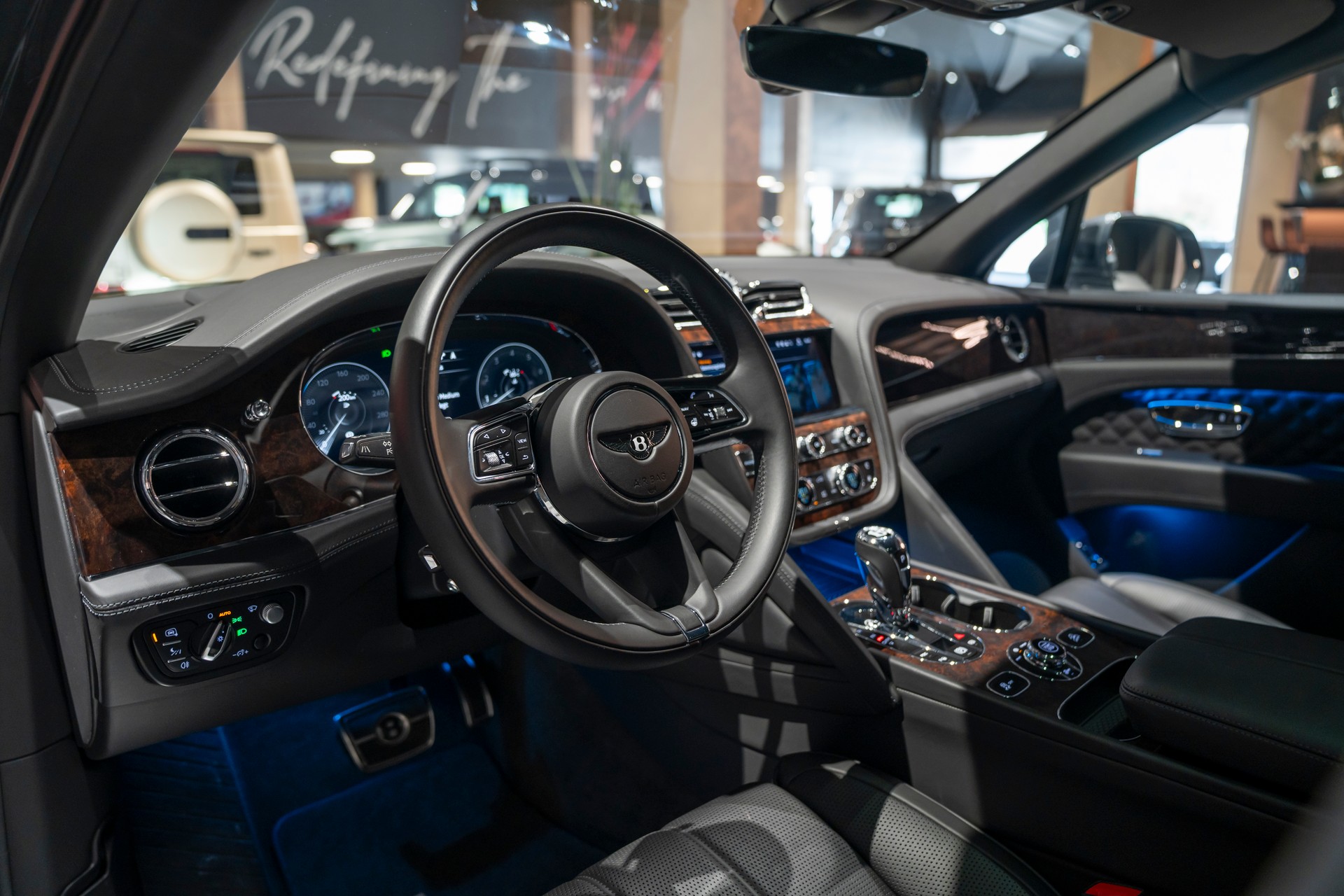 BENTLEY Bentayga V8-image-6