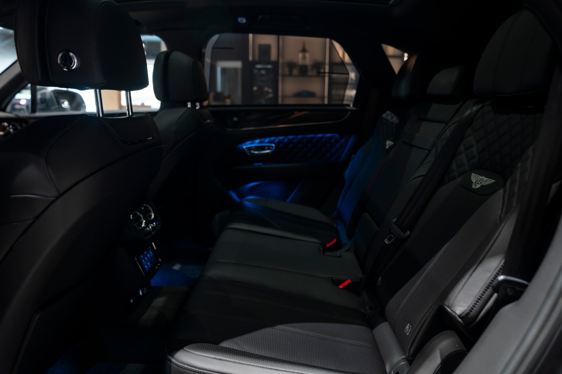 BENTLEY Bentayga V8-image-16