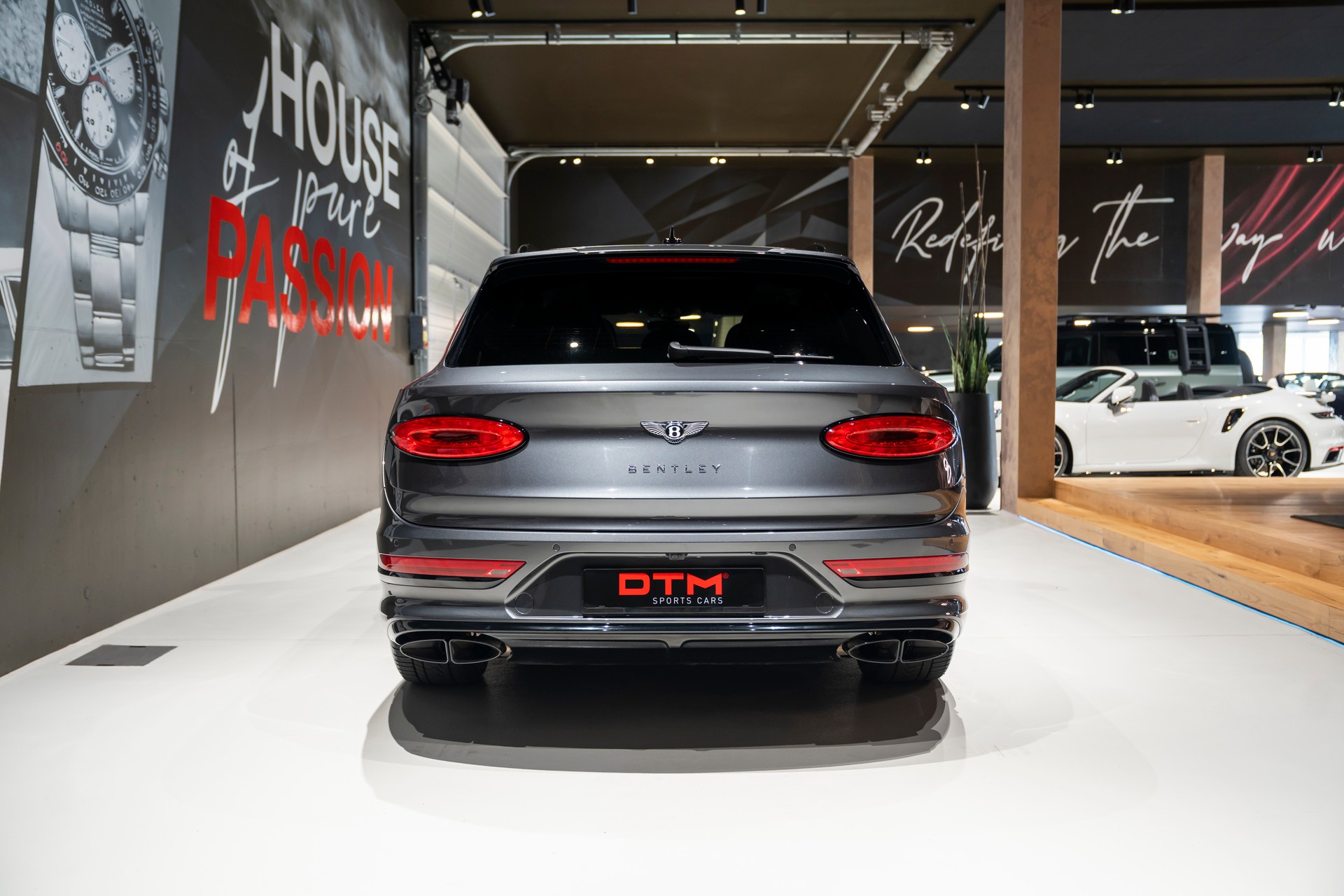 BENTLEY Bentayga V8-image-4