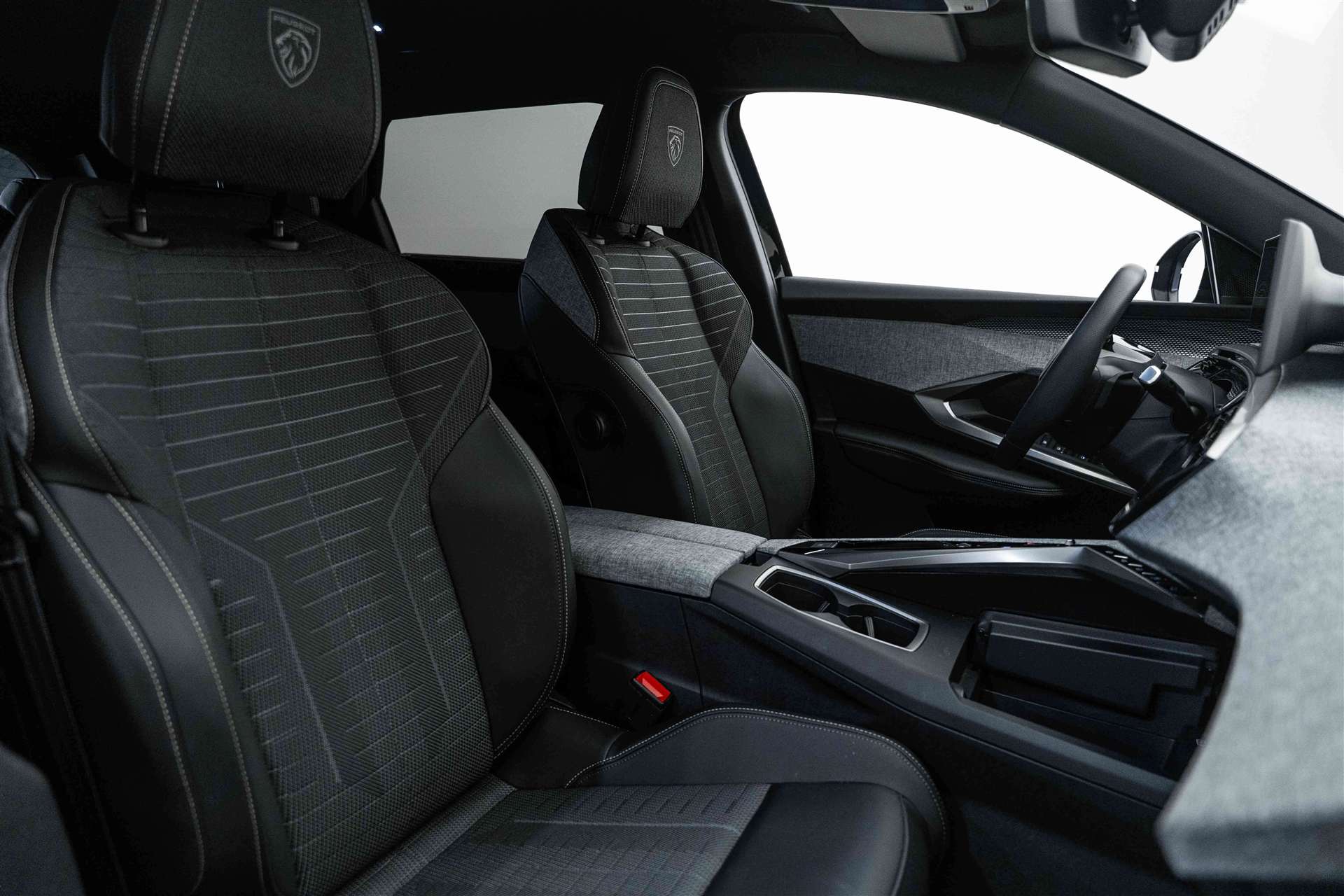 PEUGEOT 5008 145 Hybrid GT 7-Plätzer e-DCS-Automat-image-10