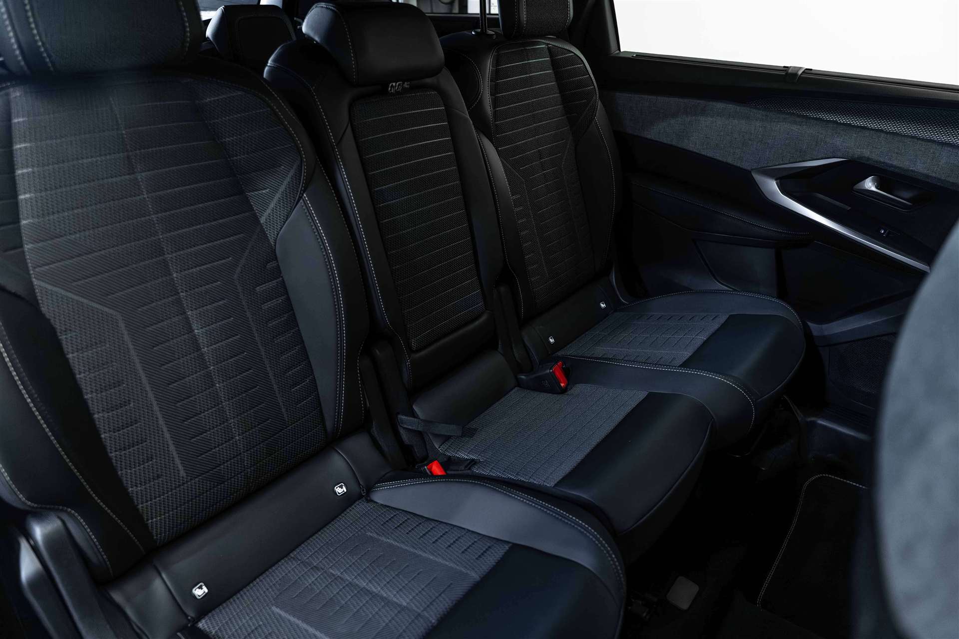 PEUGEOT 5008 145 Hybrid GT 7-Plätzer e-DCS-Automat-image-12