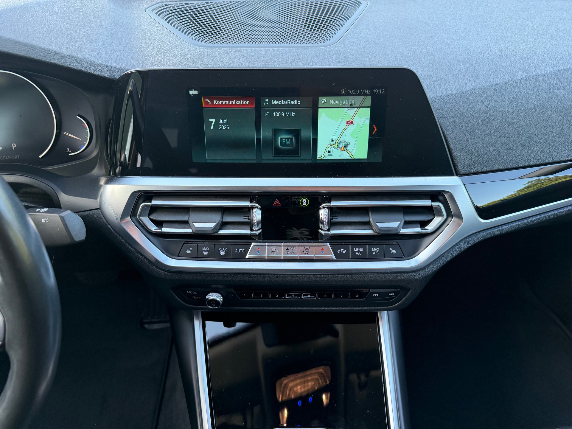 BMW 320i-image-11