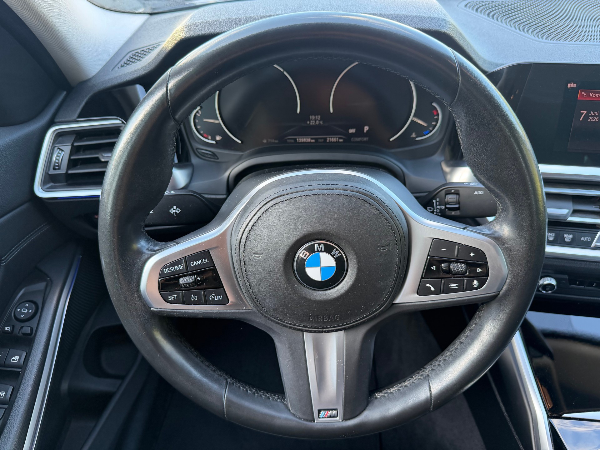 BMW 320i-image-9