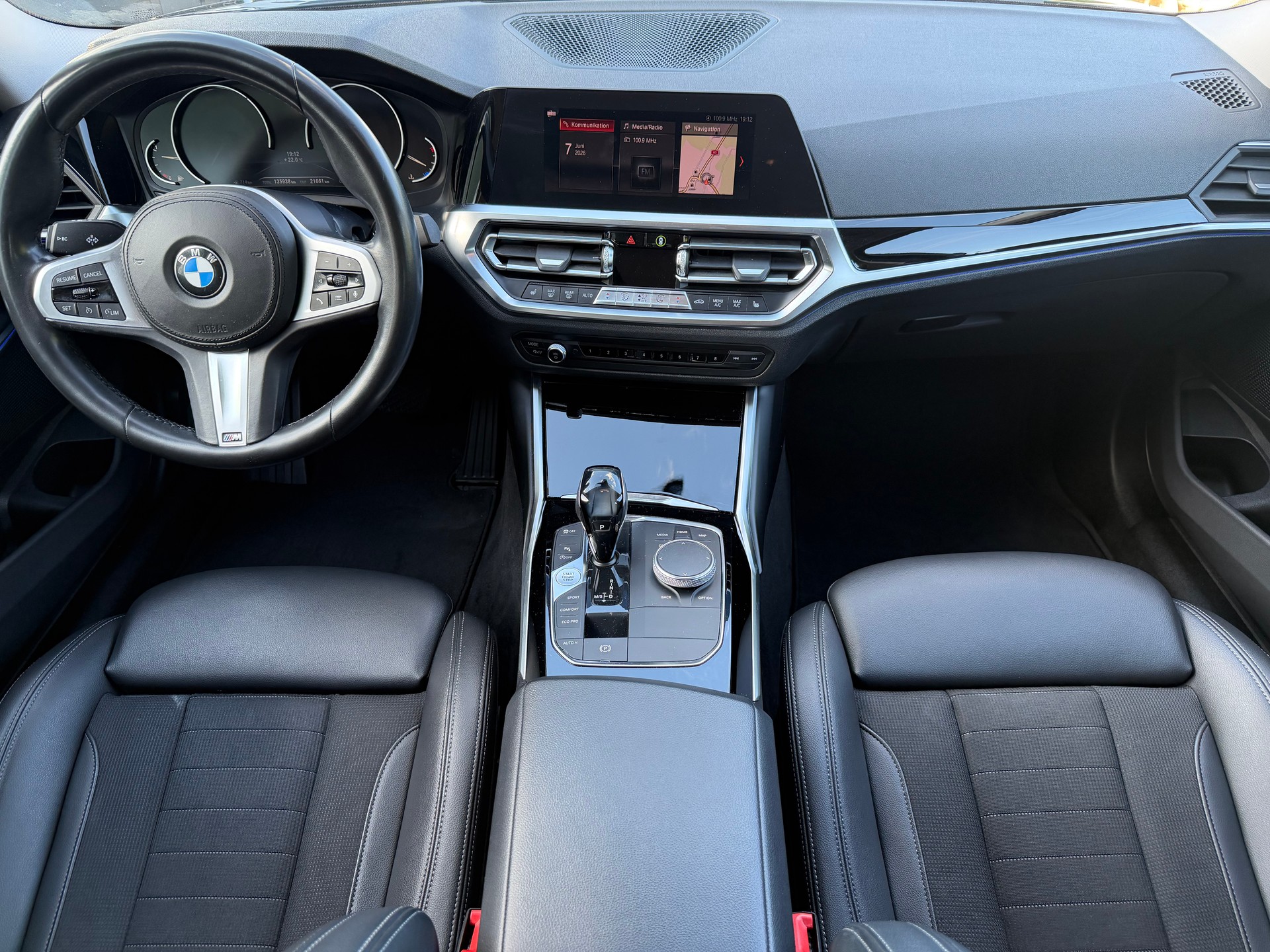 BMW 320i-image-10