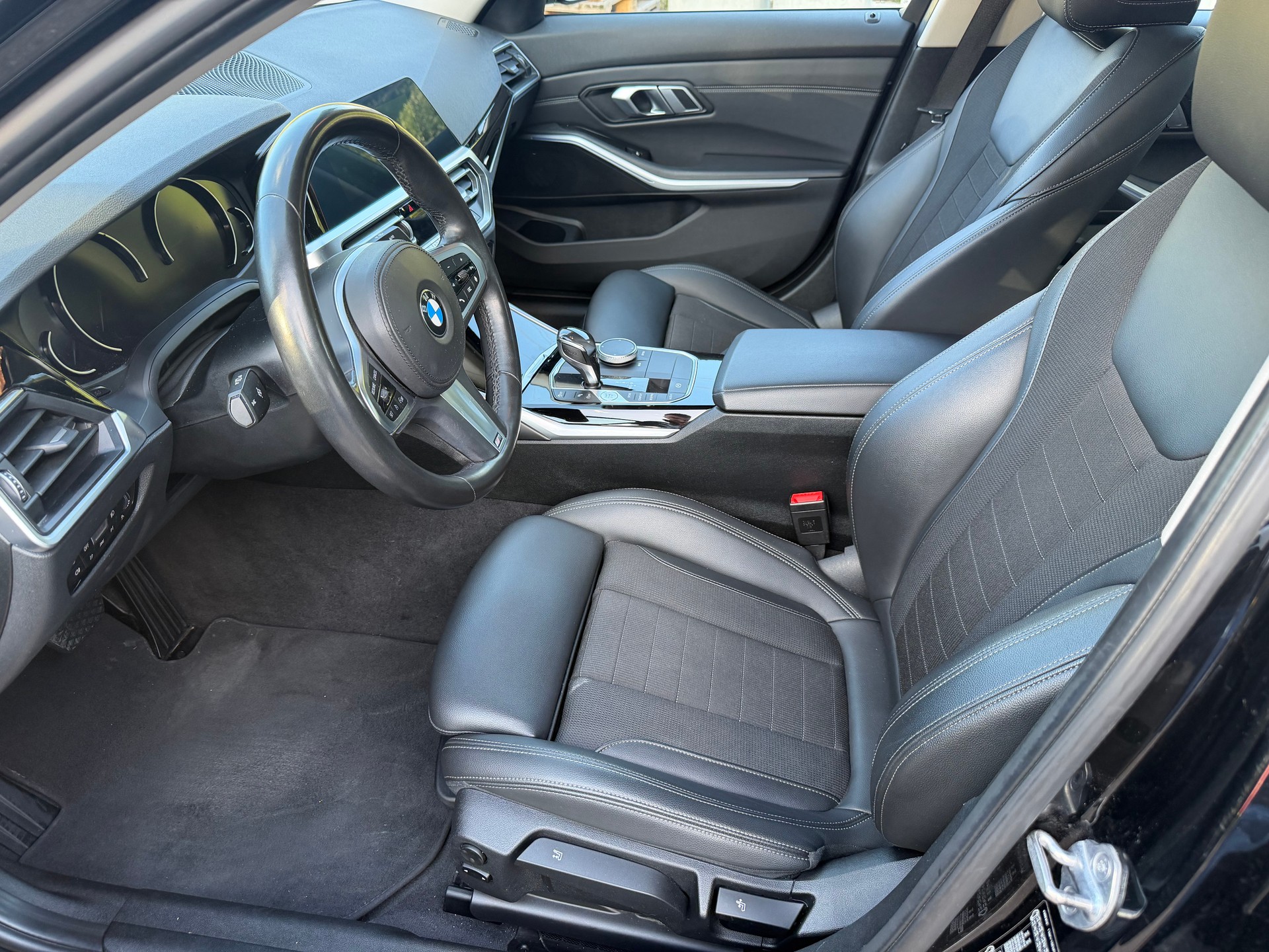 BMW 320i-image-8