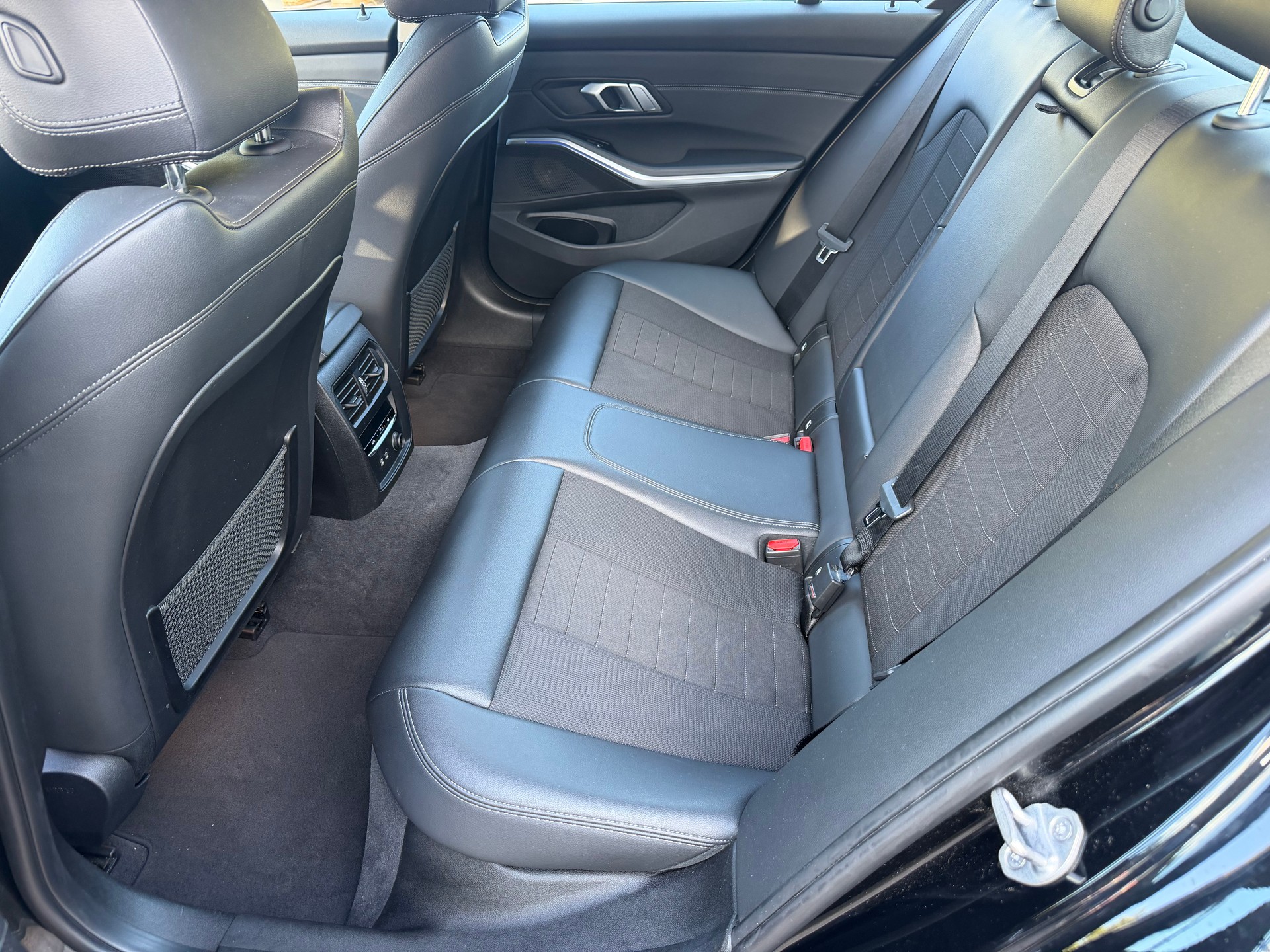BMW 320i-image-12