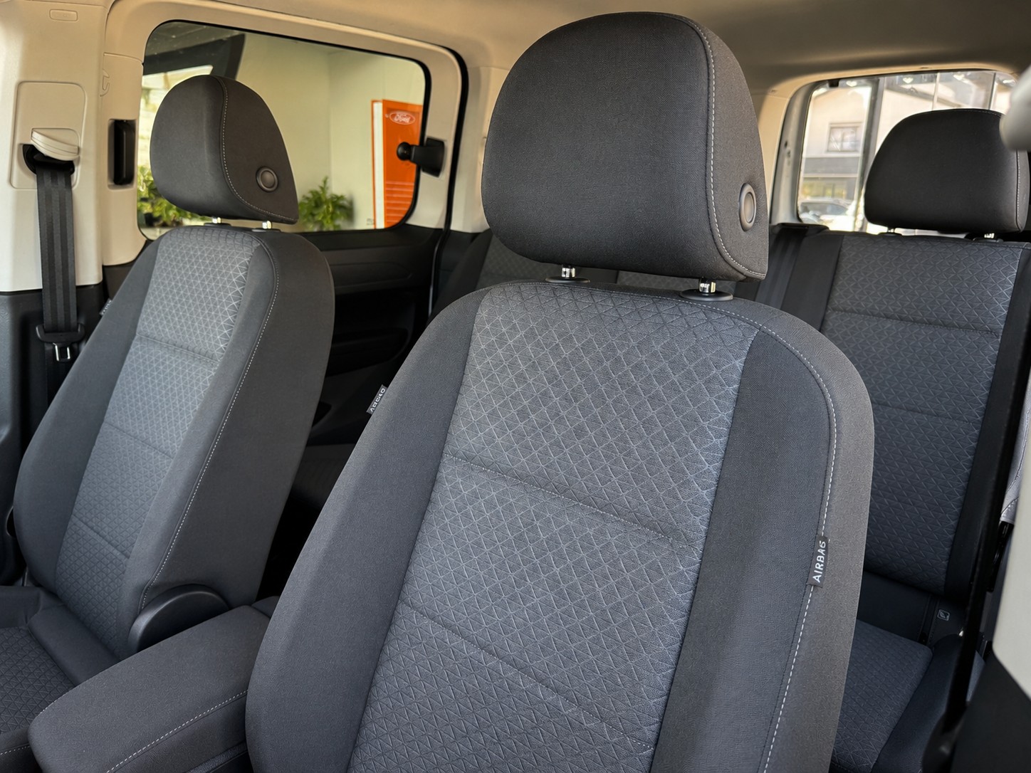 FORD Grand Tourneo Connect 1.5 EcoBoost Titanium Automat-image-13