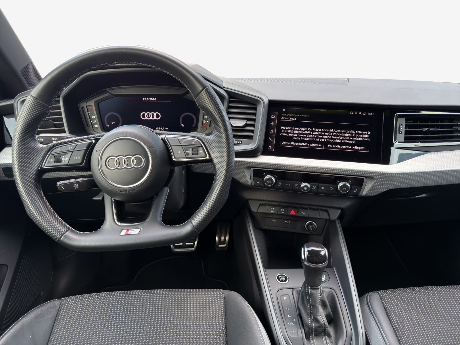AUDI A1 City Carver 30 TFSI Attraction S-tronic-image-8