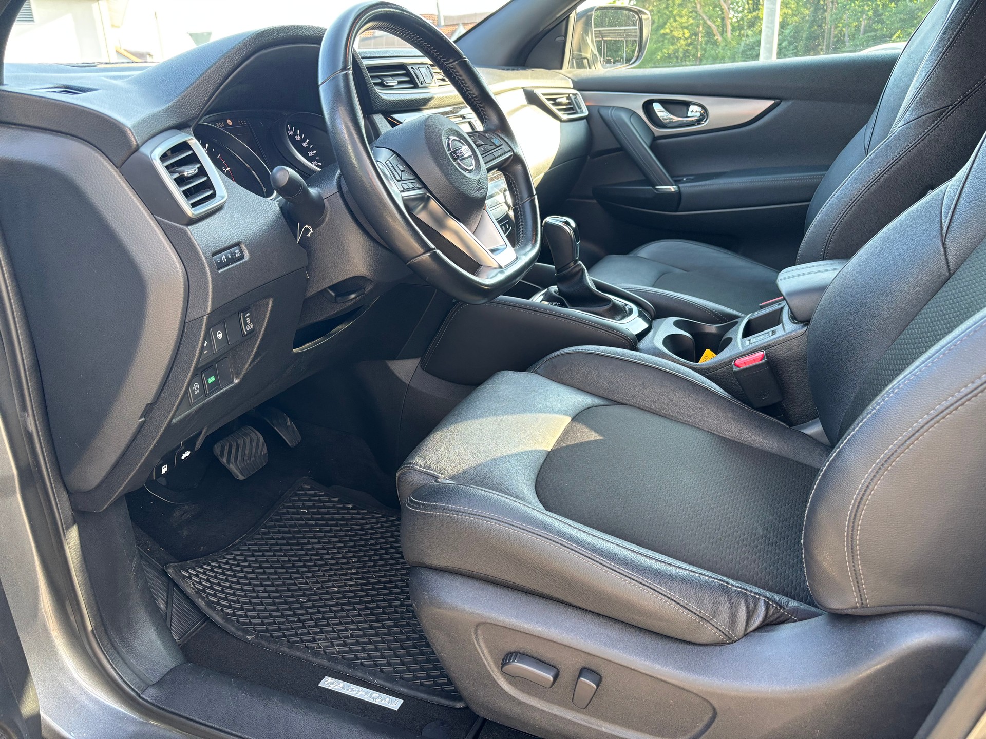 NISSAN Qashqai 1.7 dCi tekna Dynamic 4x4-image-9