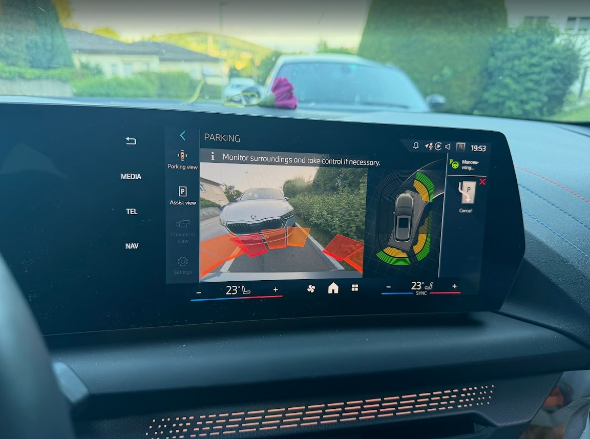 BMW 120i-image-6