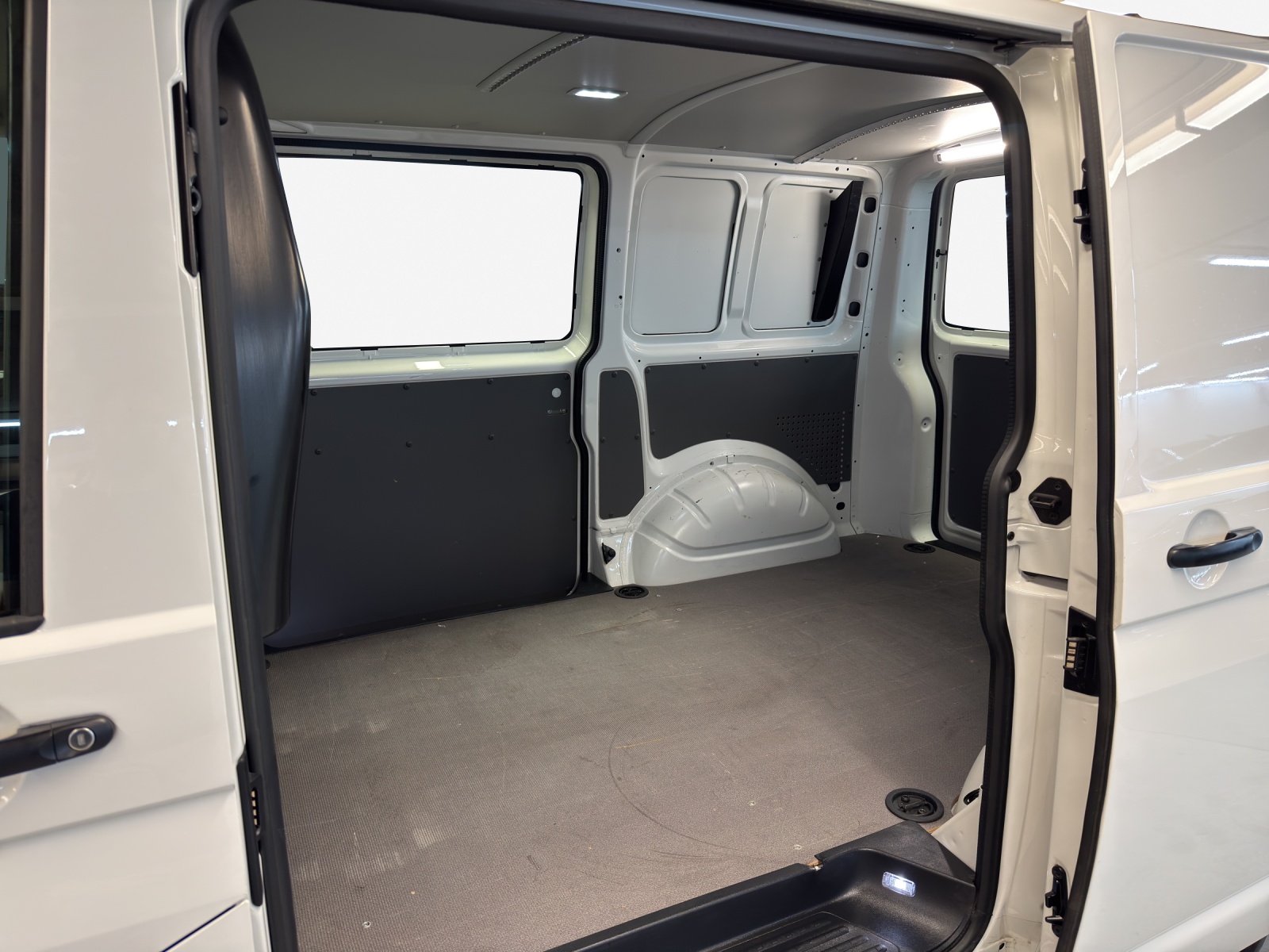 VW T6.1 2.0 TDI DSG-image-11