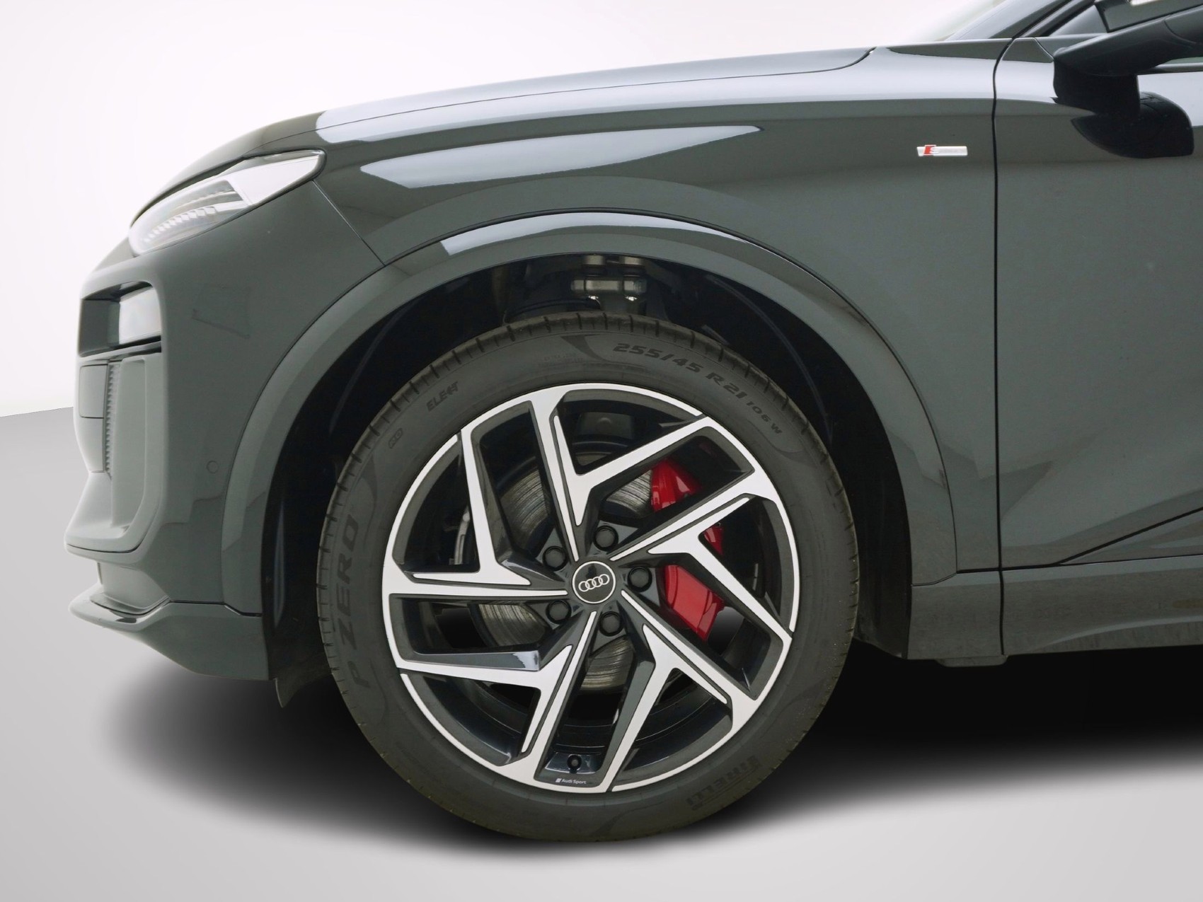 AUDI Q6 e-tron quattro S line-image-9