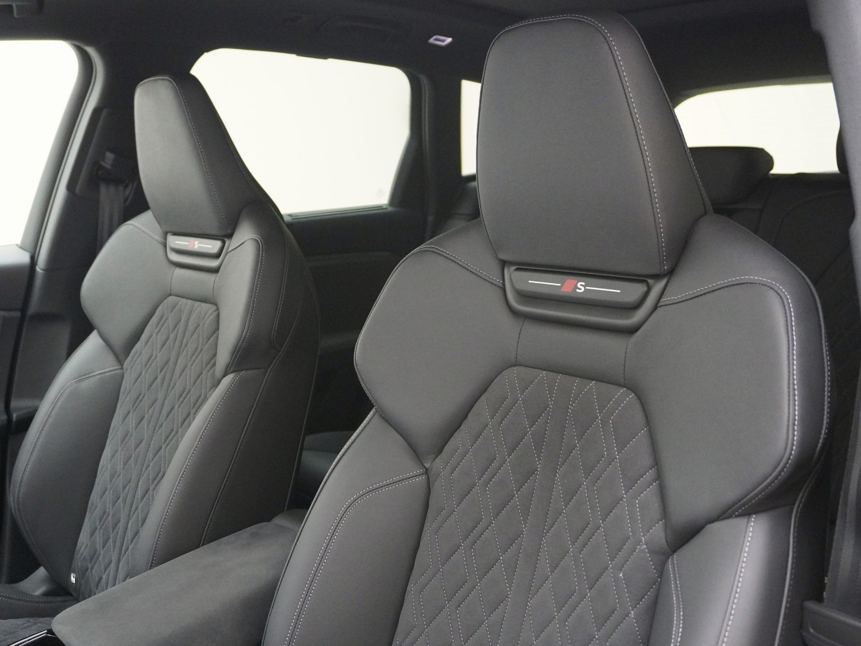 AUDI Q6 e-tron quattro S line-image-13