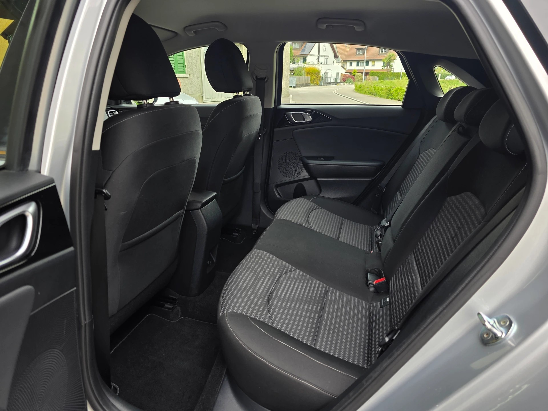 KIA Ceed 1.5 T-GDi MHEV Power DCT * CH-Fahrzeug *-image-22