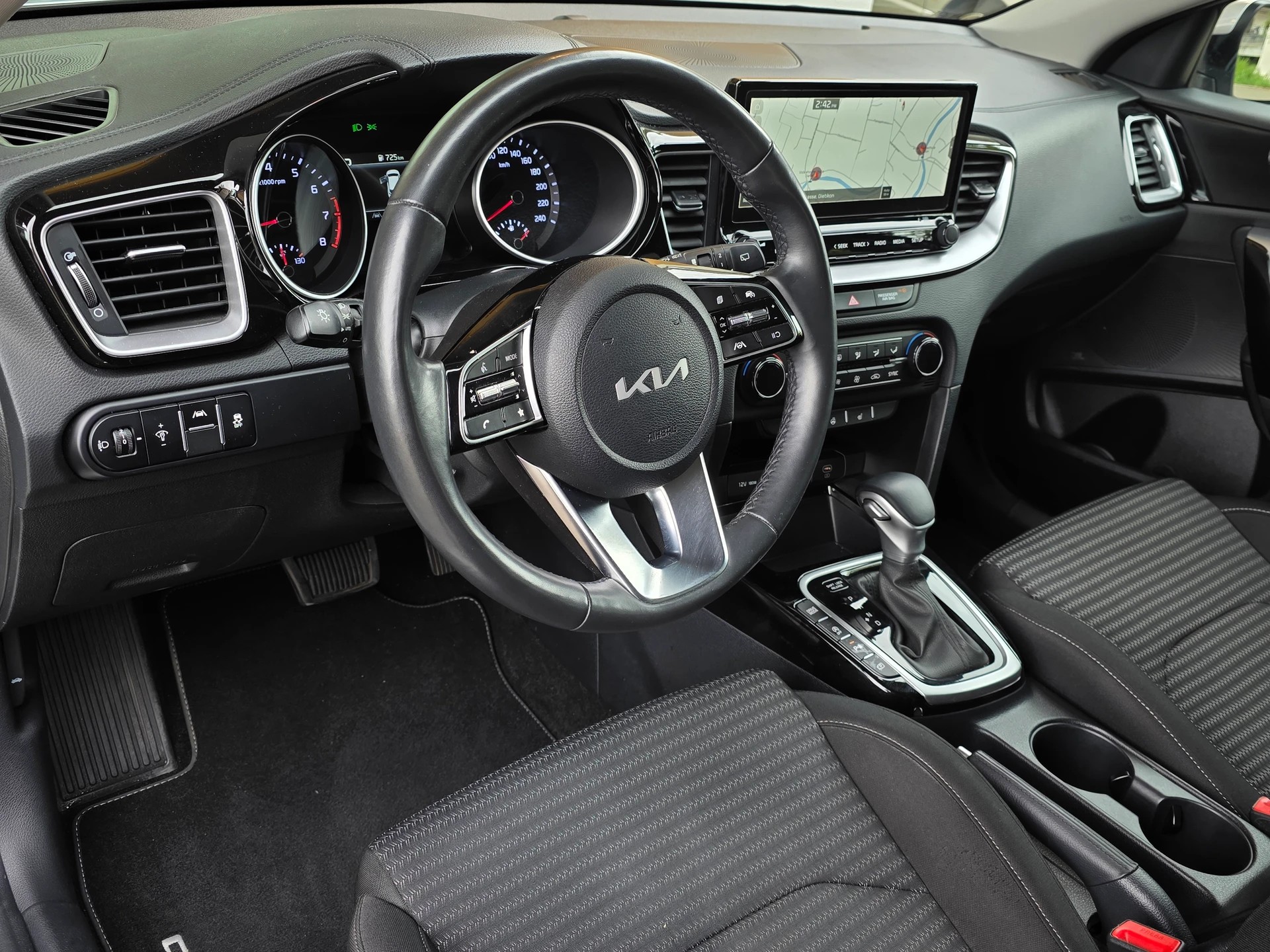 KIA Ceed 1.5 T-GDi MHEV Power DCT * CH-Fahrzeug *-image-7