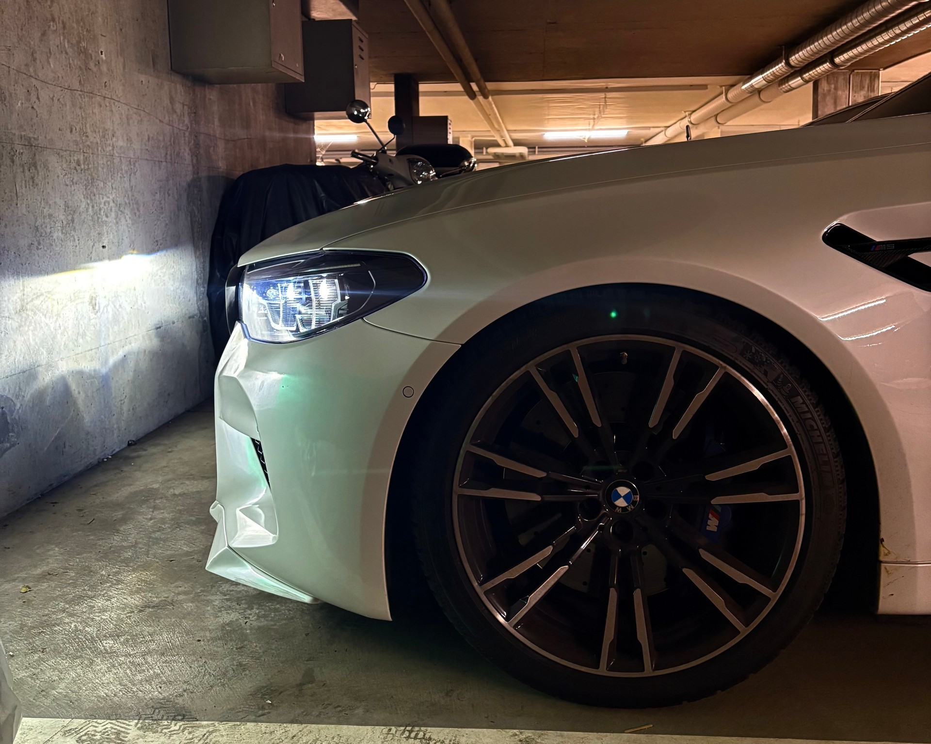 BMW M5 xDrive Drivelogic **Akrapovic Auspuffanlage**-image-5