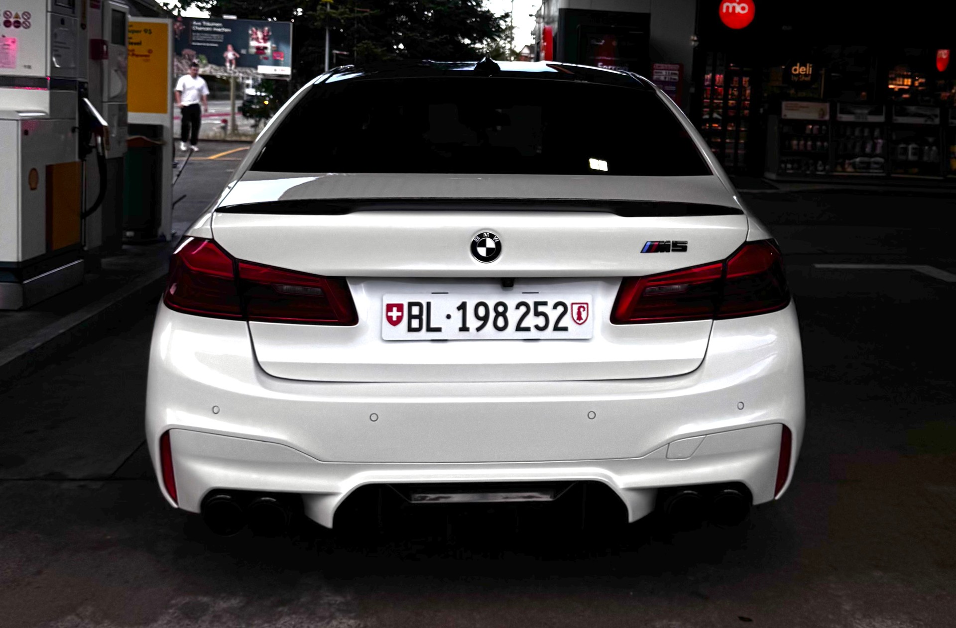 BMW M5 xDrive Drivelogic **Akrapovic Auspuffanlage**-image-4