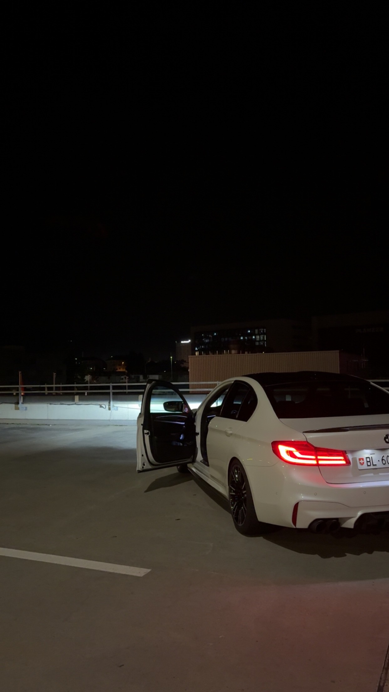 BMW M5 xDrive Drivelogic **Akrapovic Auspuffanlage**-image-14