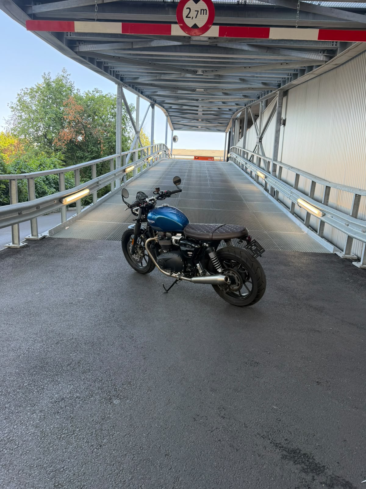 TRIUMPH Street Twin 900 Gold Line (35kW)-showroom-element-3
