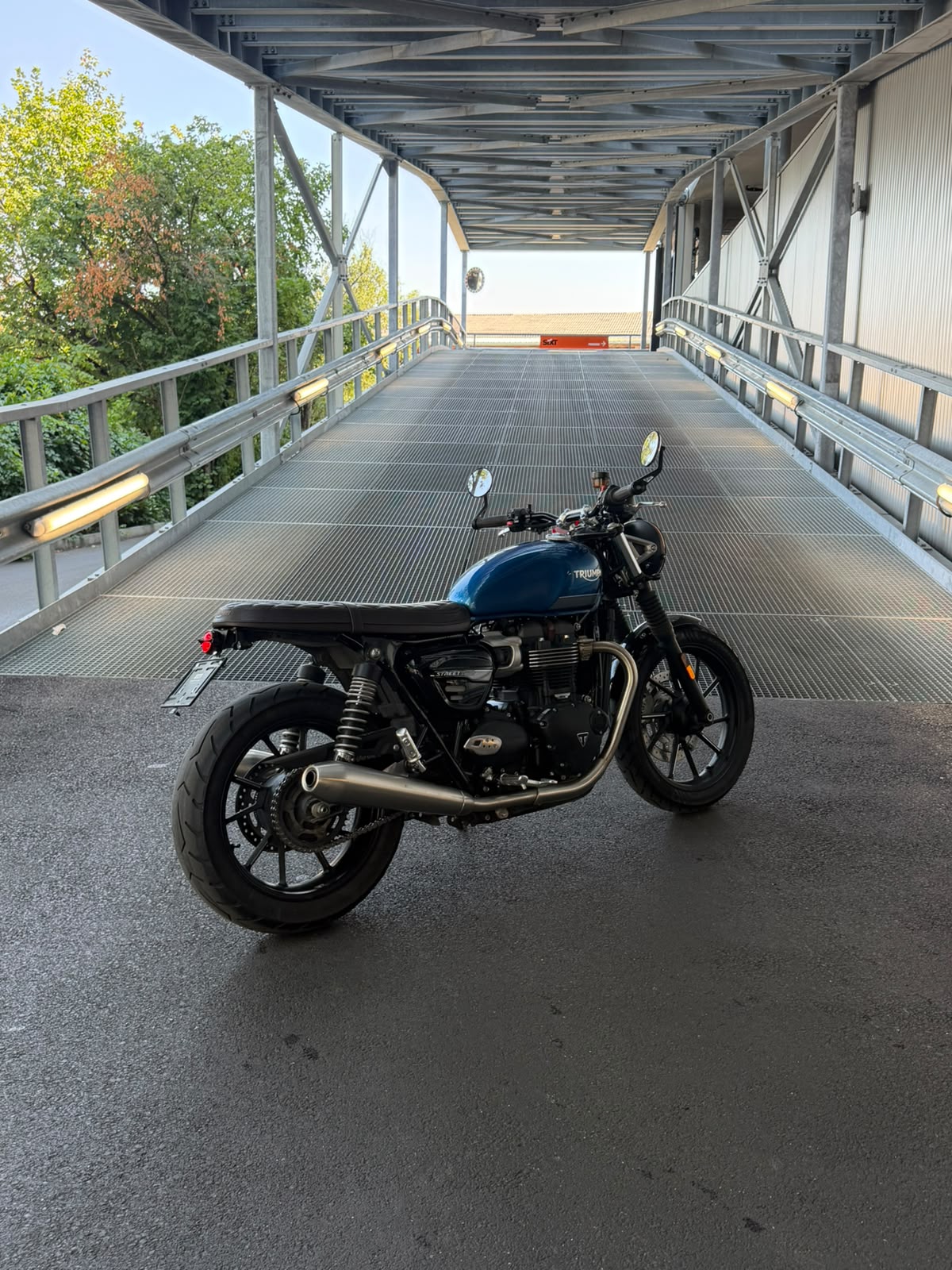 TRIUMPH Street Twin 900 Gold Line (35kW)-showroom-element-1