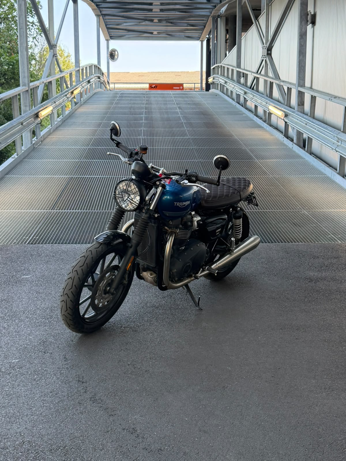 TRIUMPH Street Twin 900 Gold Line (35kW)-showroom-element-2