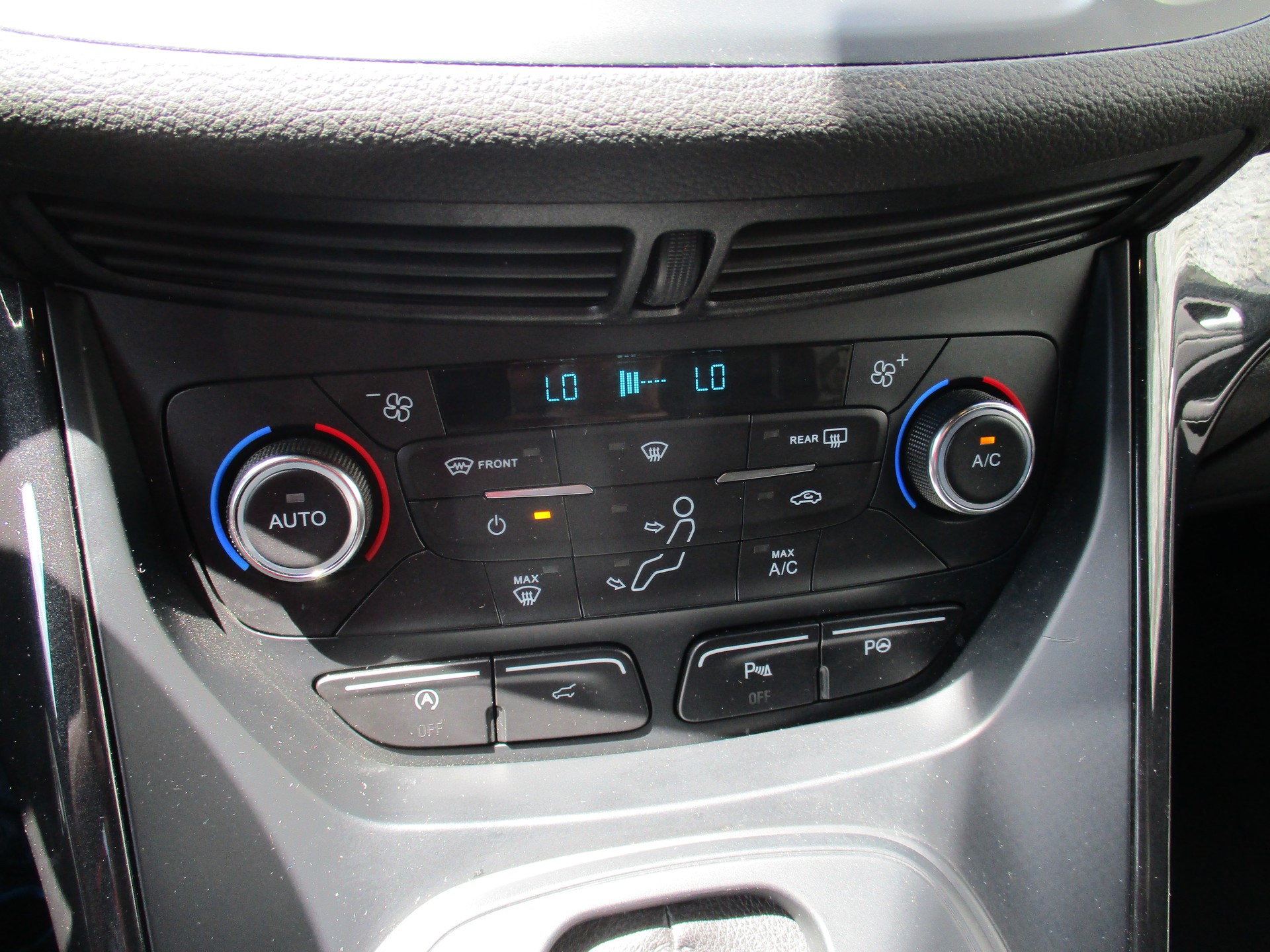 FORD Kuga 2.0 TDCi ST Line 4WD PowerShift-image-13