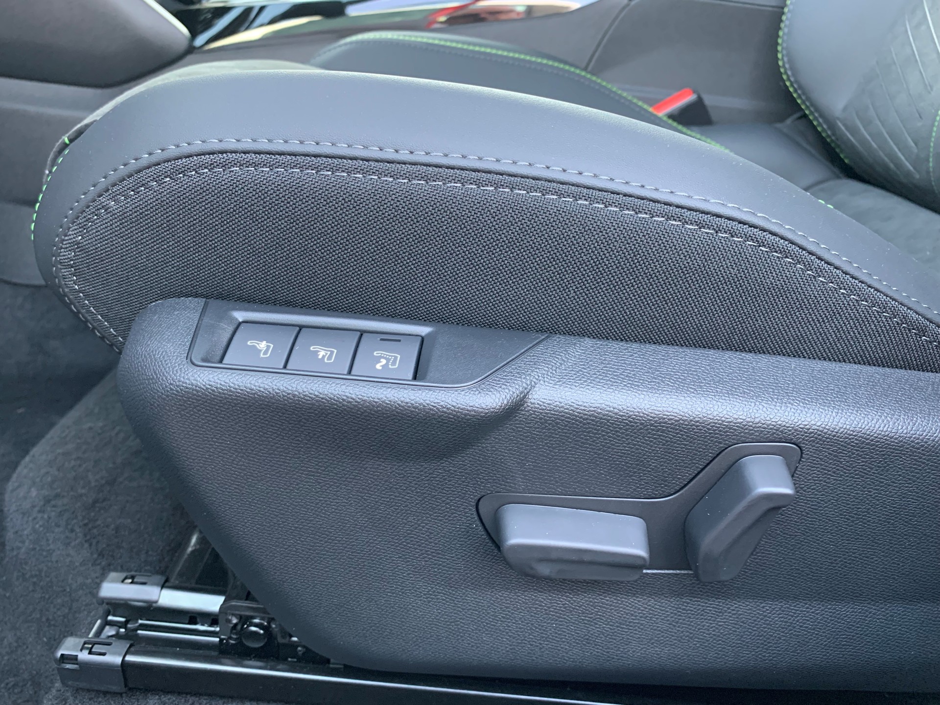 PEUGEOT 2008 1.2 145 MHEV GT Exclusive-image-8
