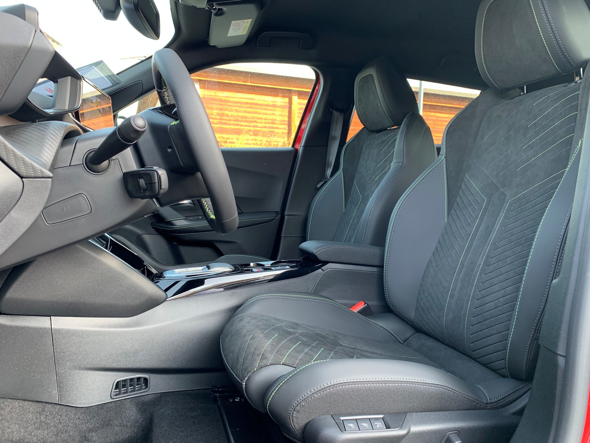 PEUGEOT 2008 1.2 145 MHEV GT Exclusive-image-1