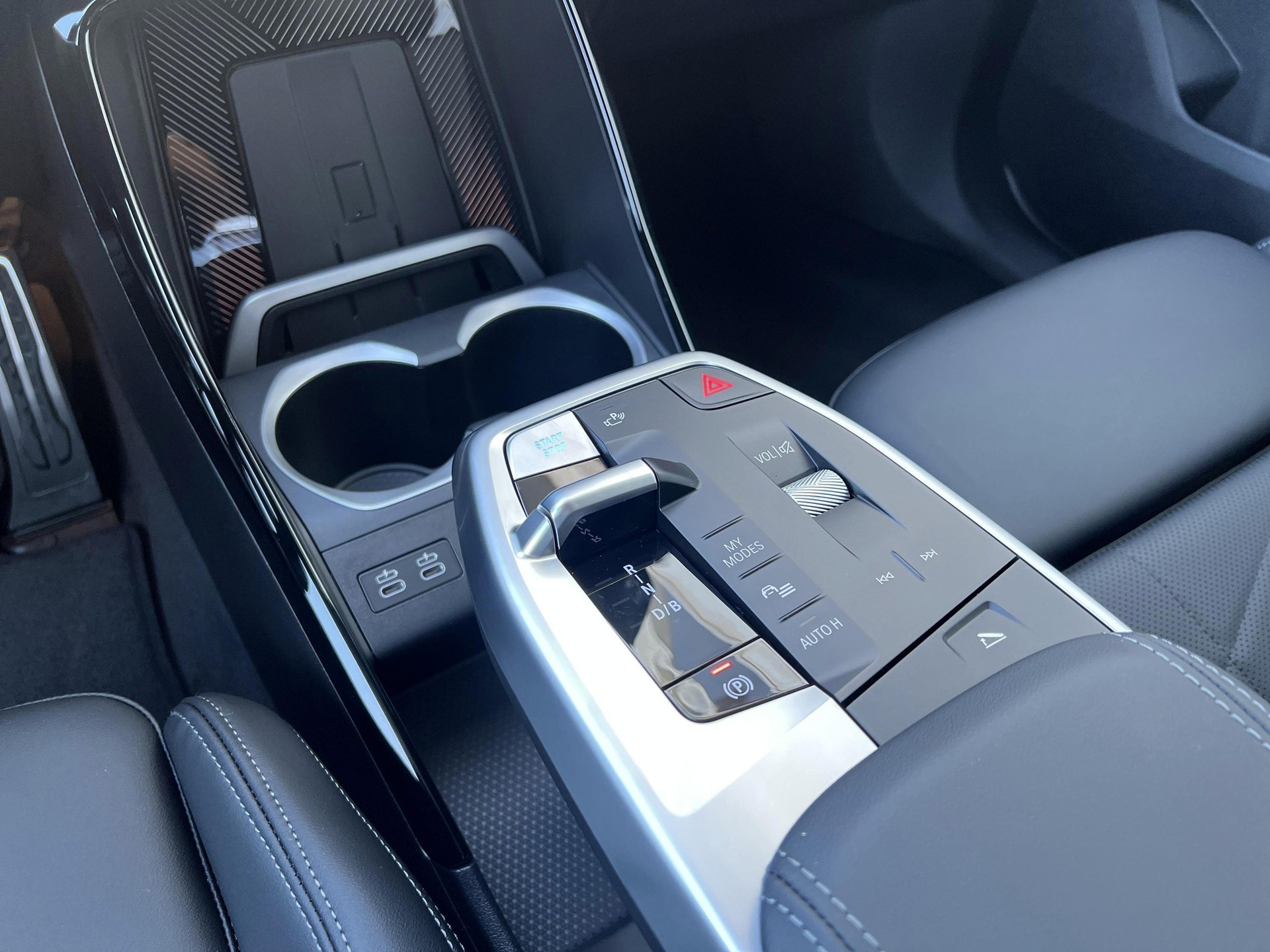 BMW iX1 eDrive 20 M Sport-image-9