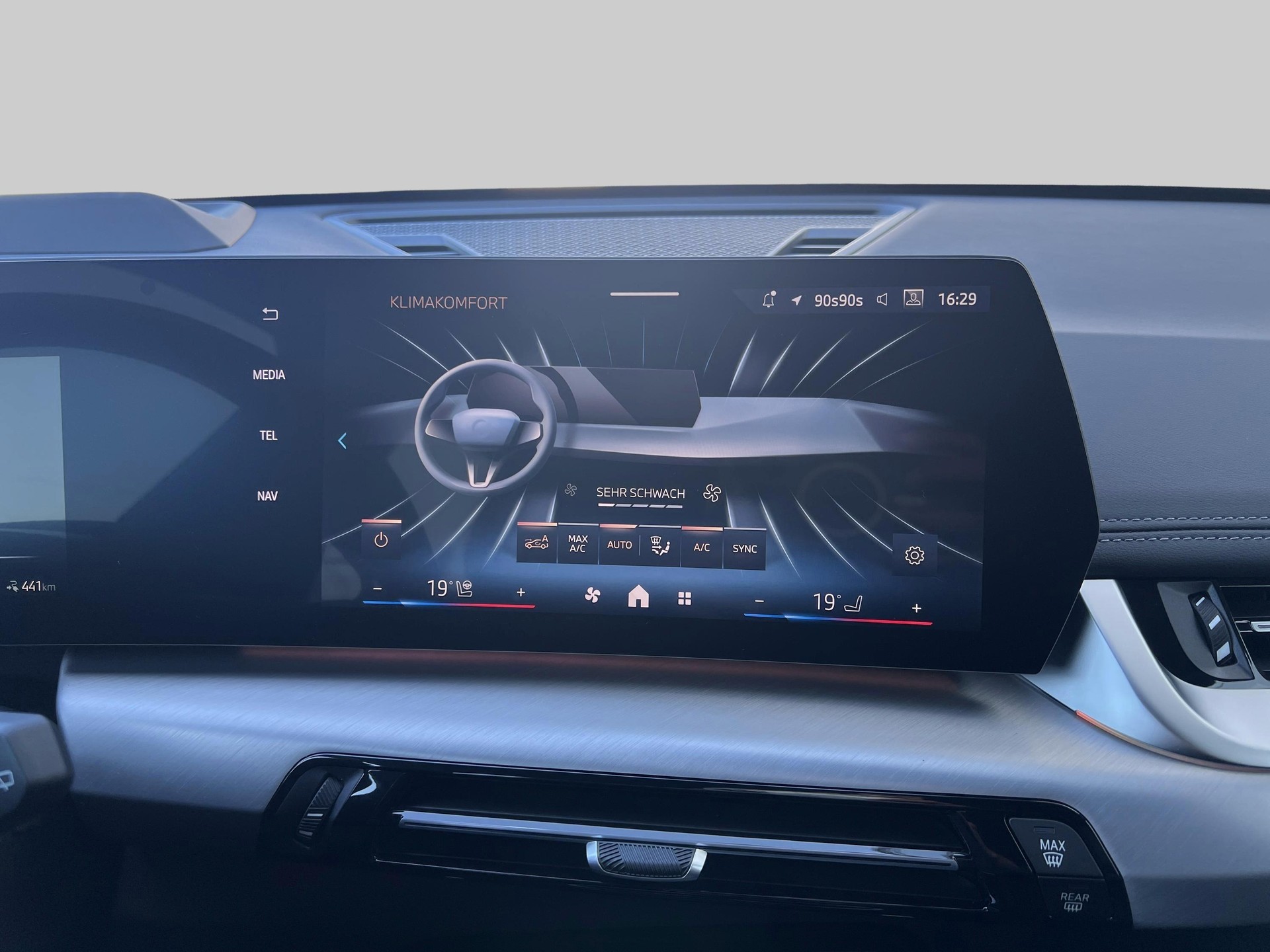 BMW iX1 eDrive 20 M Sport-image-12
