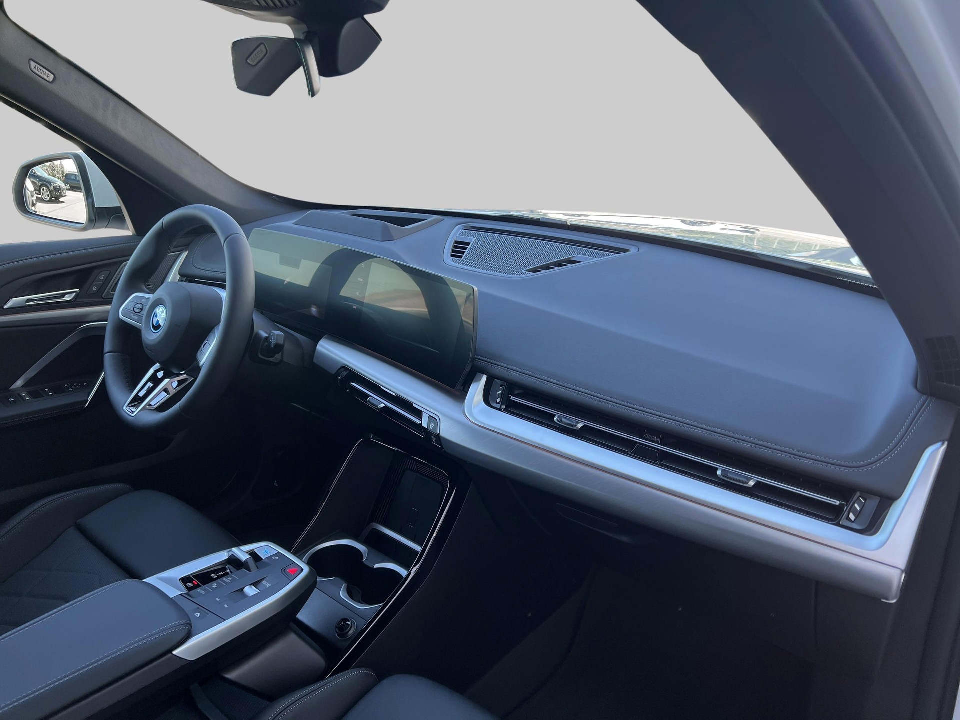 BMW iX1 eDrive 20 M Sport-image-7