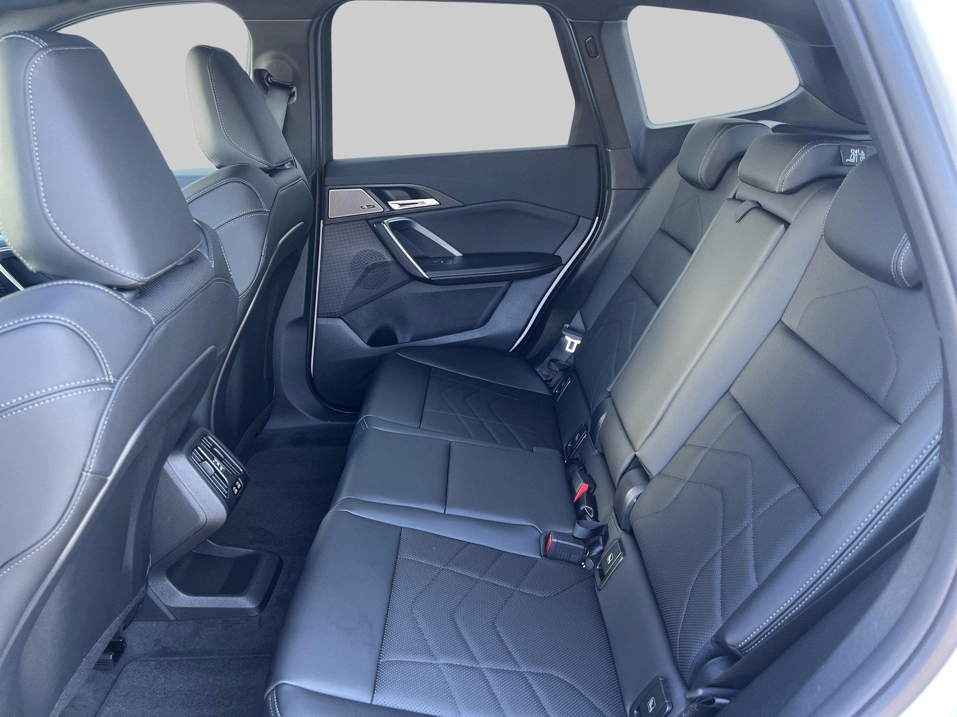 BMW iX1 eDrive 20 M Sport-image-16