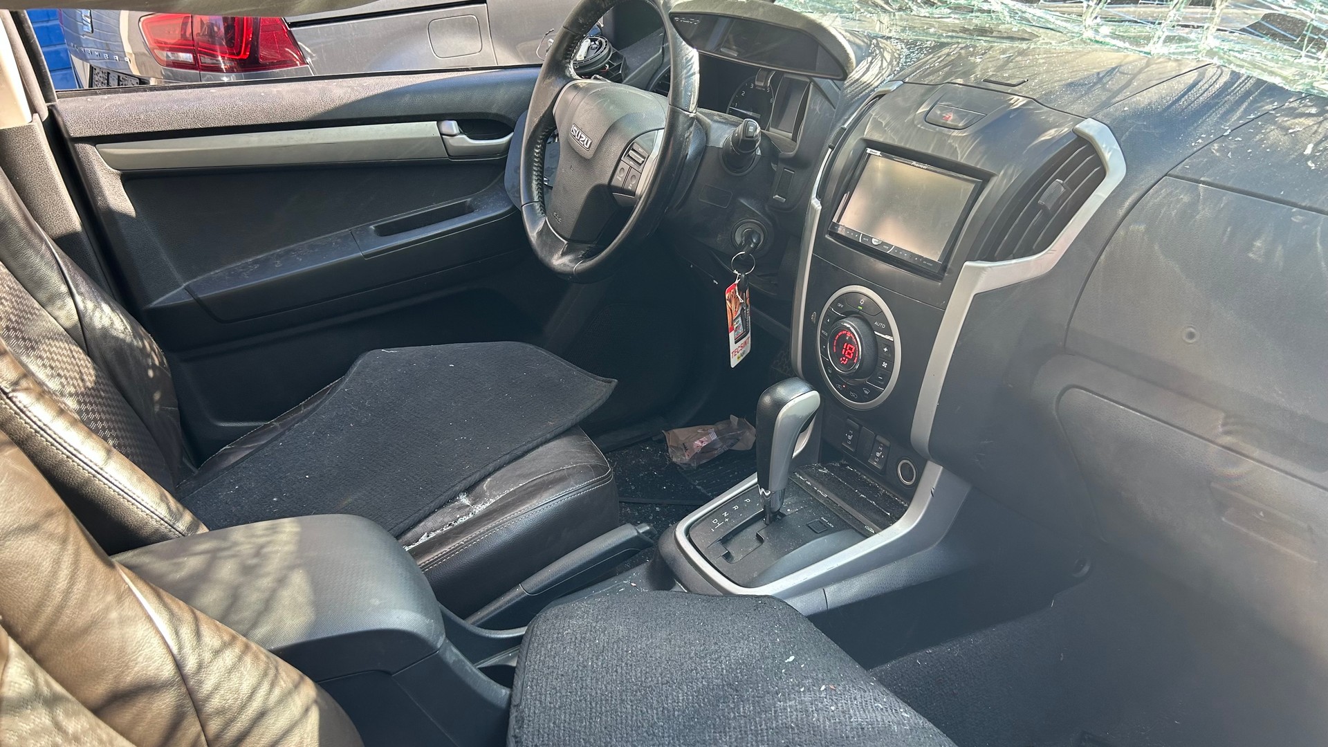 ISUZU D-MAX 2.5 Crew Cab Solar 4x4 A-image-4